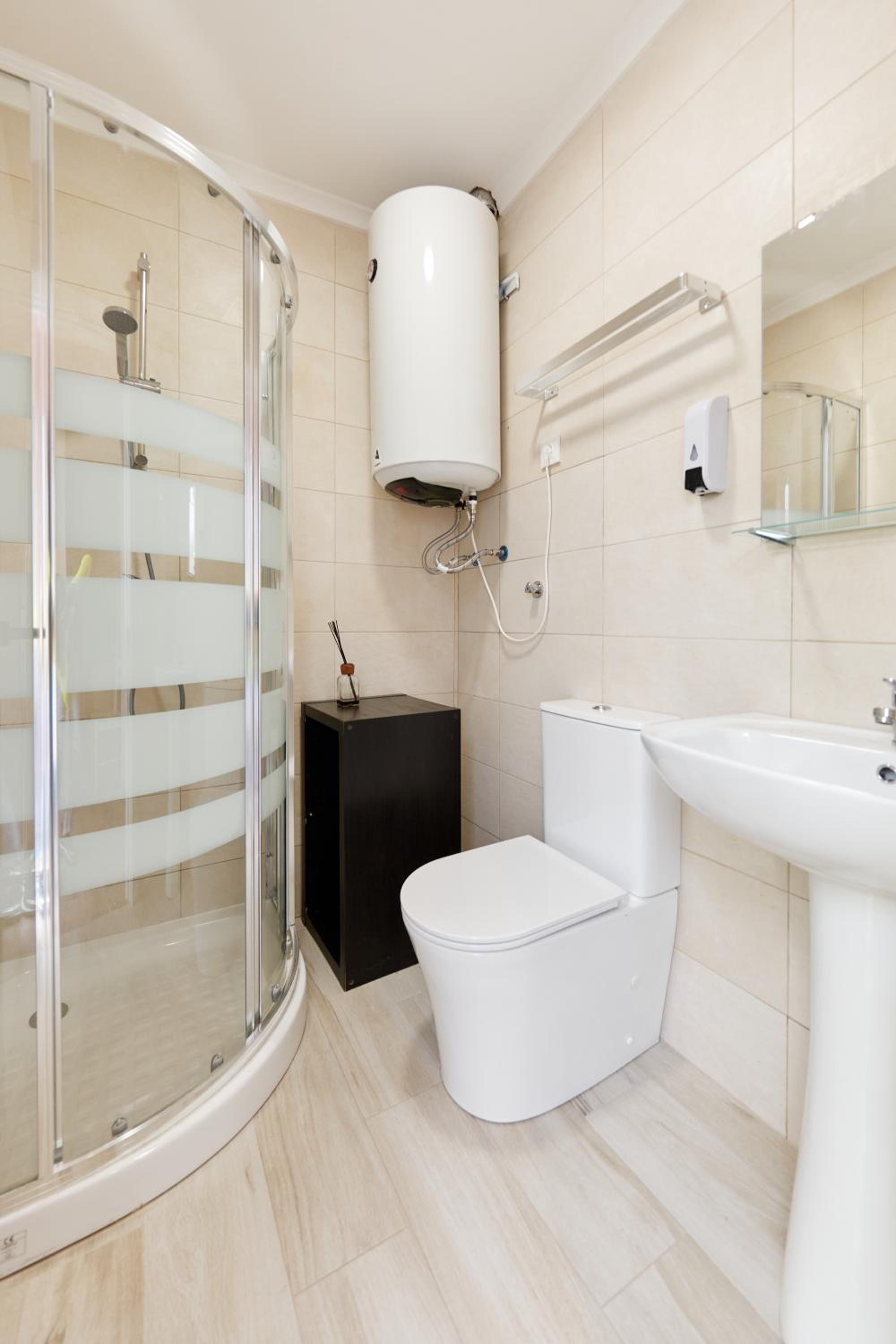 Double Room with Private Bathroom - Photo 8