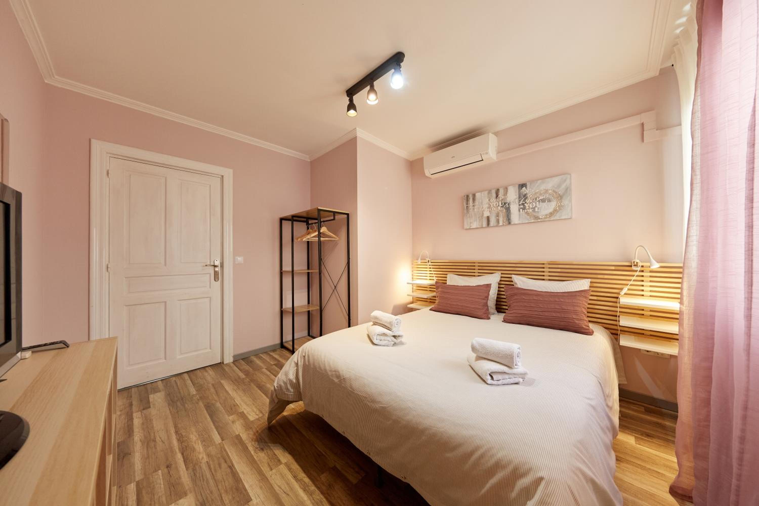 Double Room with Private Bathroom - Photo 2