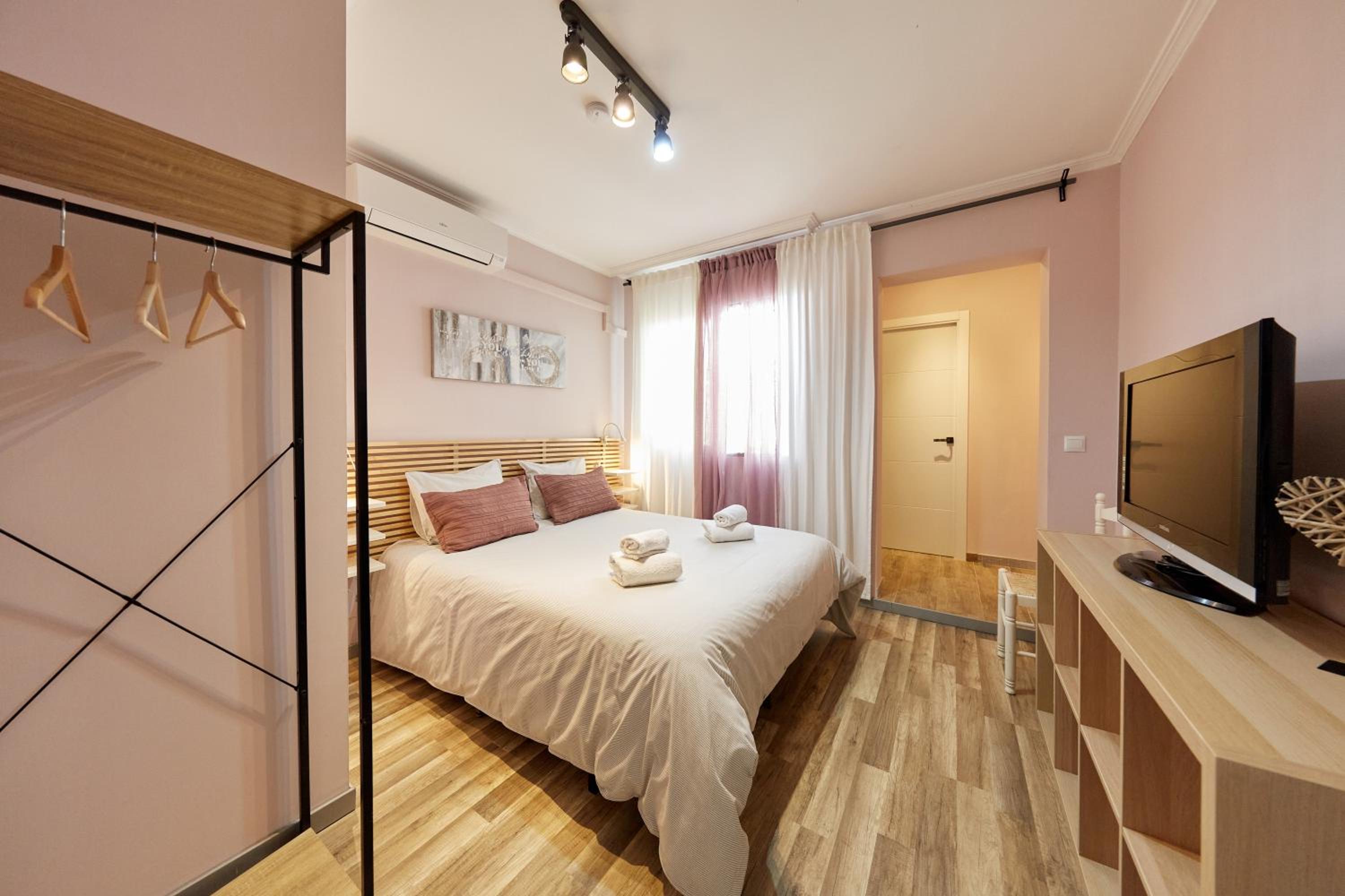 Double Room with Private Bathroom - Photo 1
