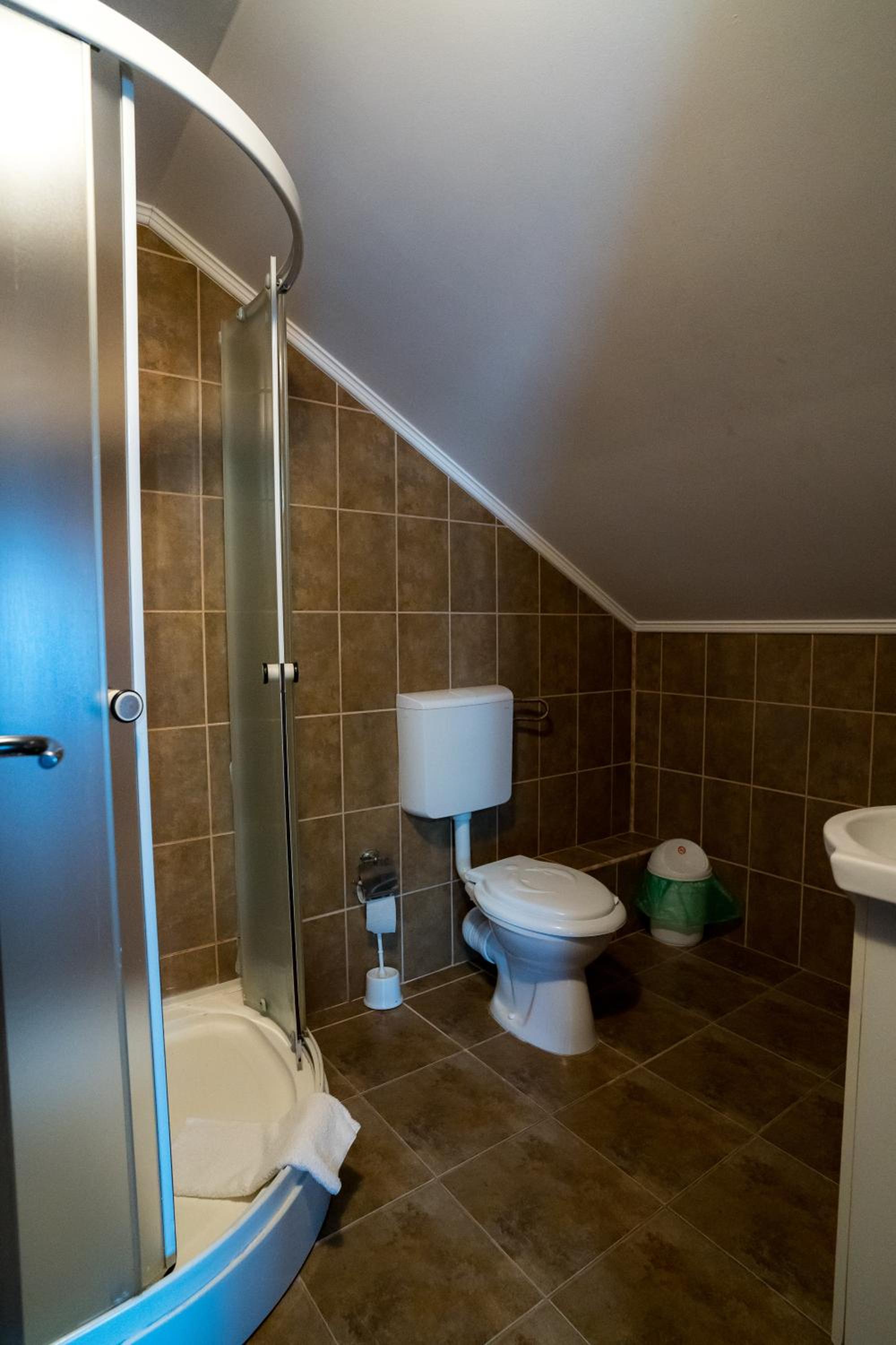 Basic Triple Room photo 3
