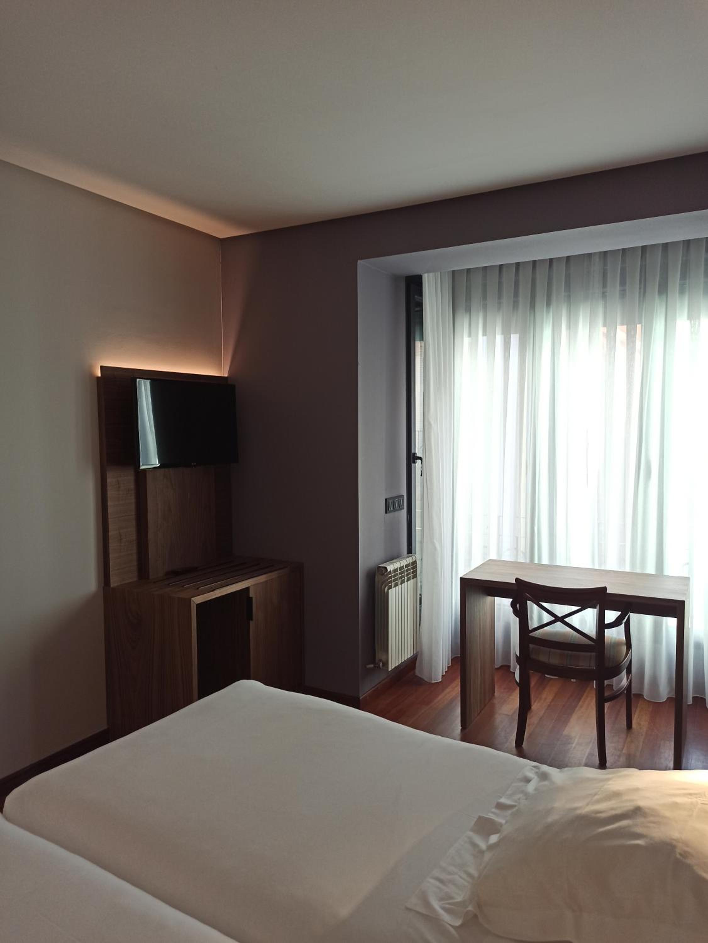 Deluxe Double or Twin Room with City View - Photo 6