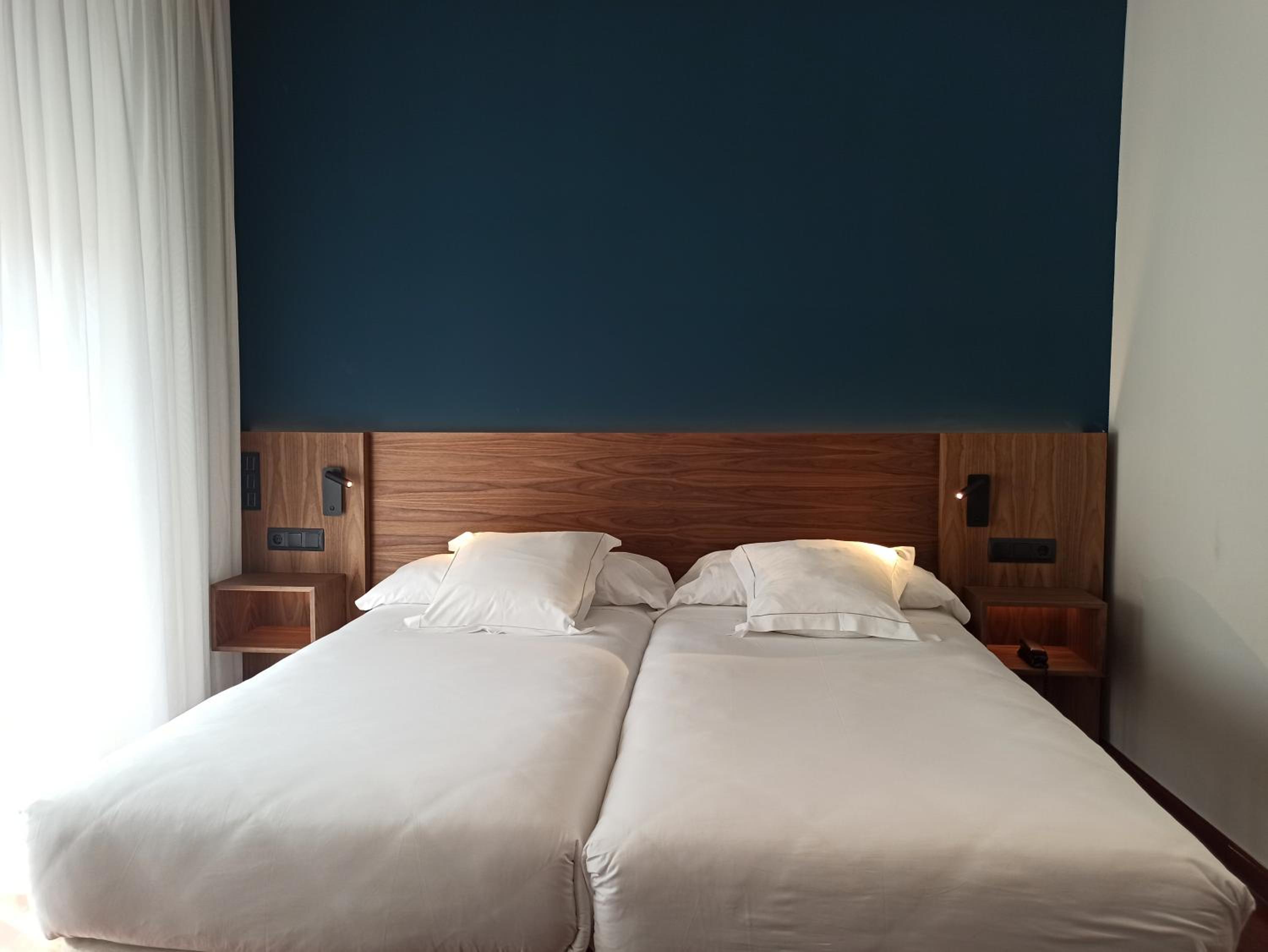 Deluxe Double or Twin Room with City View - Photo 2