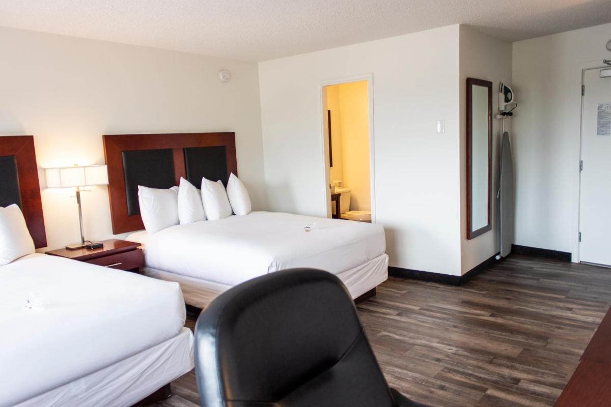 Queen Room with Two Queen Beds - Accessible/Non Smoking photo 3