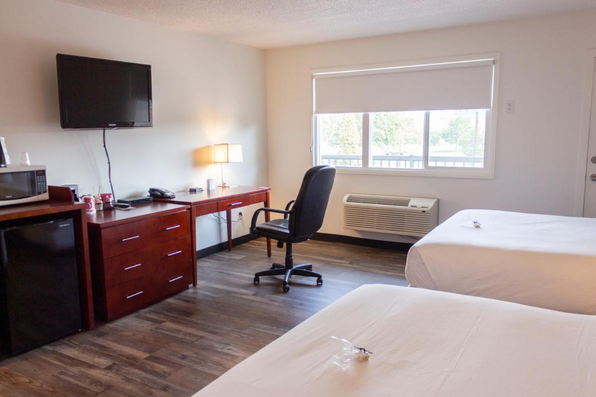 Queen Room with Two Queen Beds - Accessible/Non Smoking photo 2