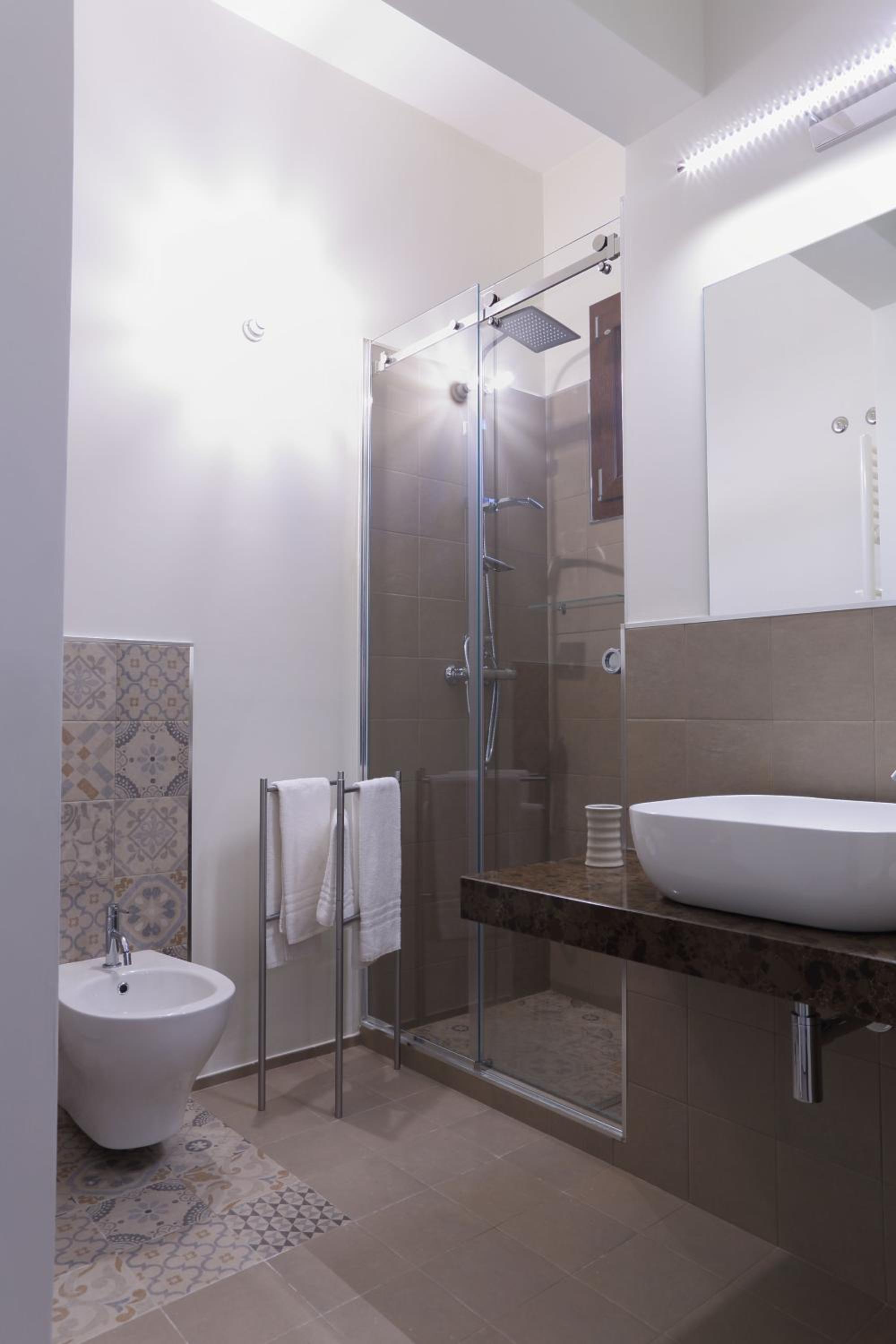 Deluxe King Room - Photo 8