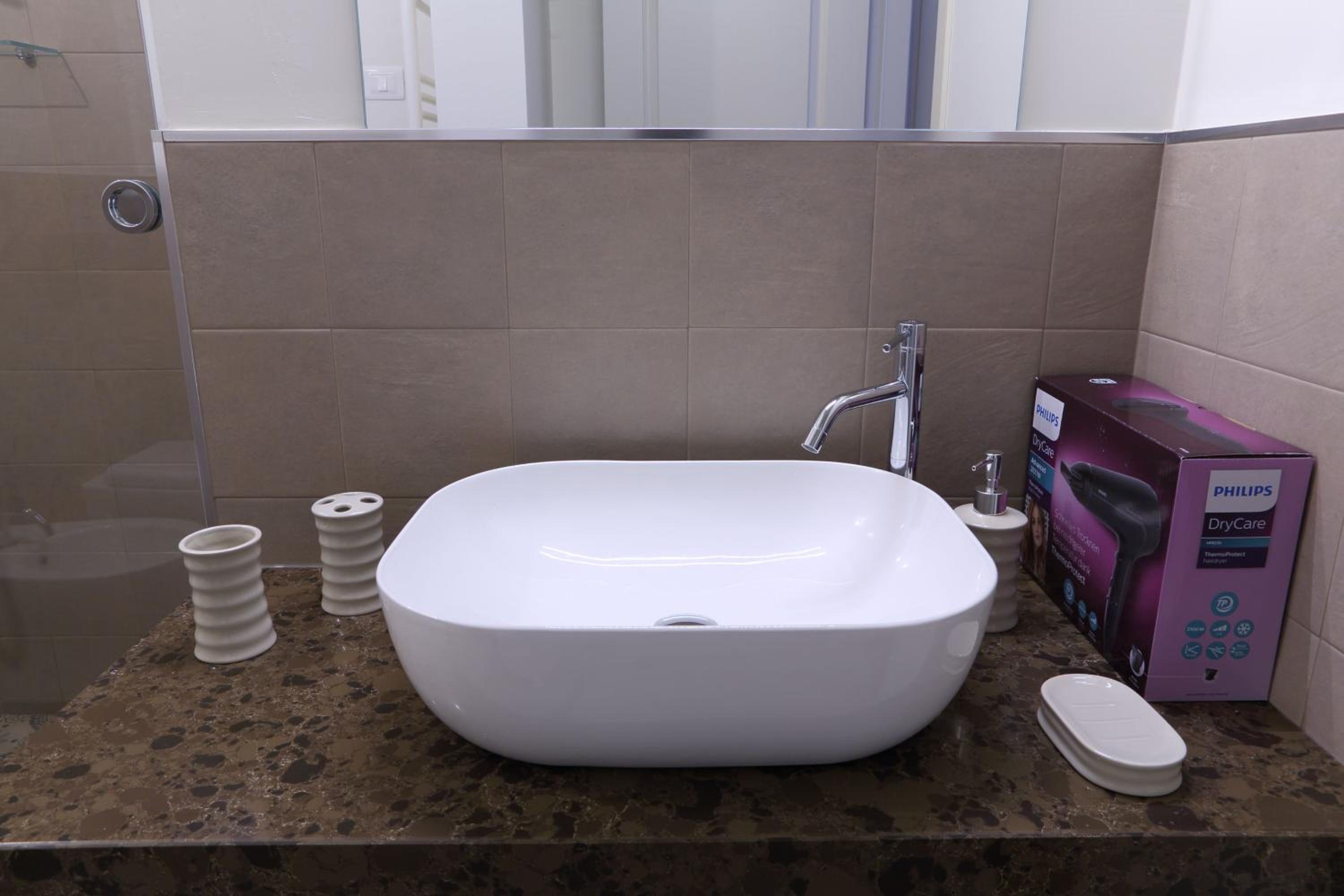 Deluxe King Room - Photo 9