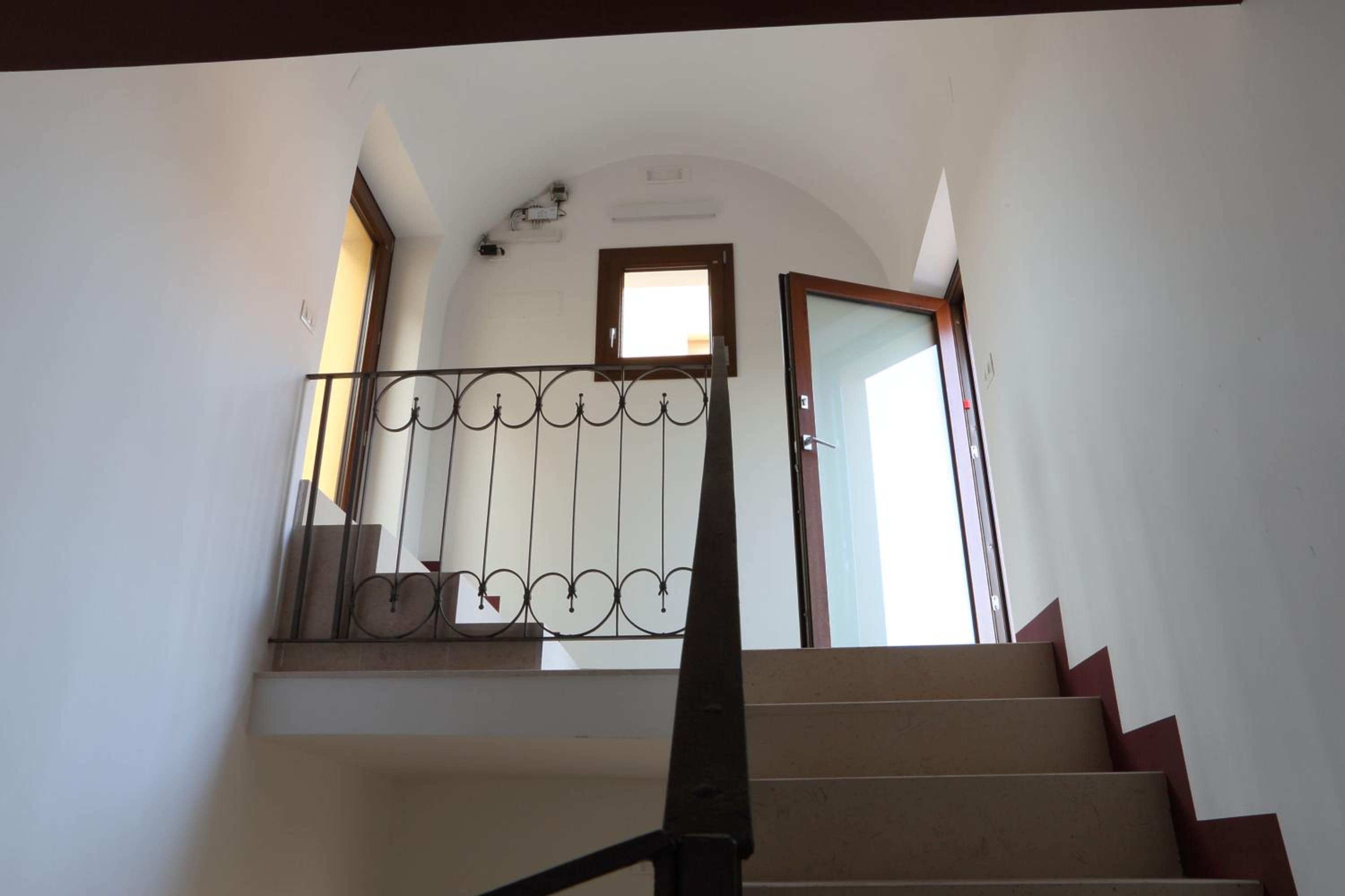 Deluxe King Room - Photo 10
