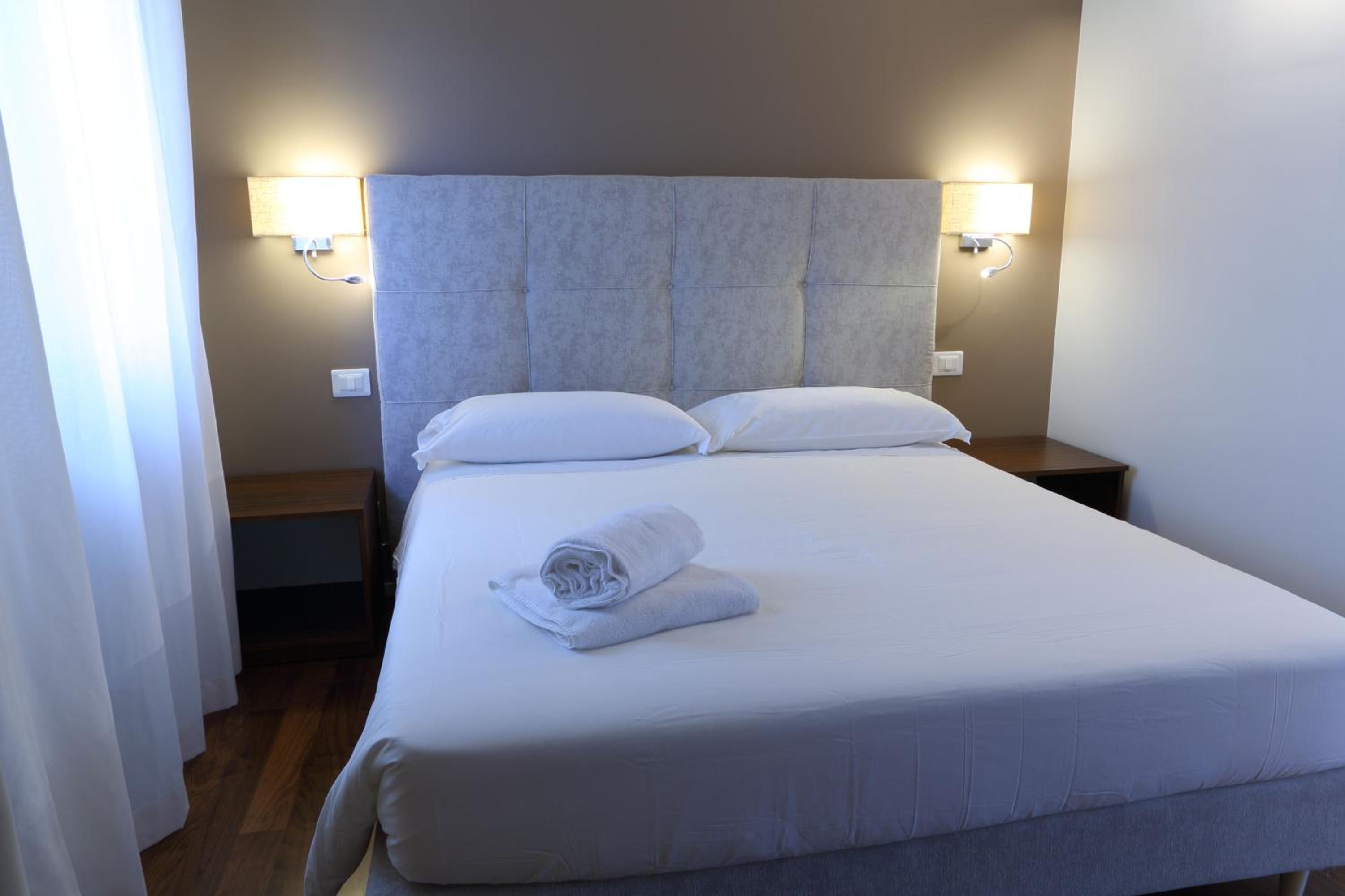 Deluxe King Room - Photo 13