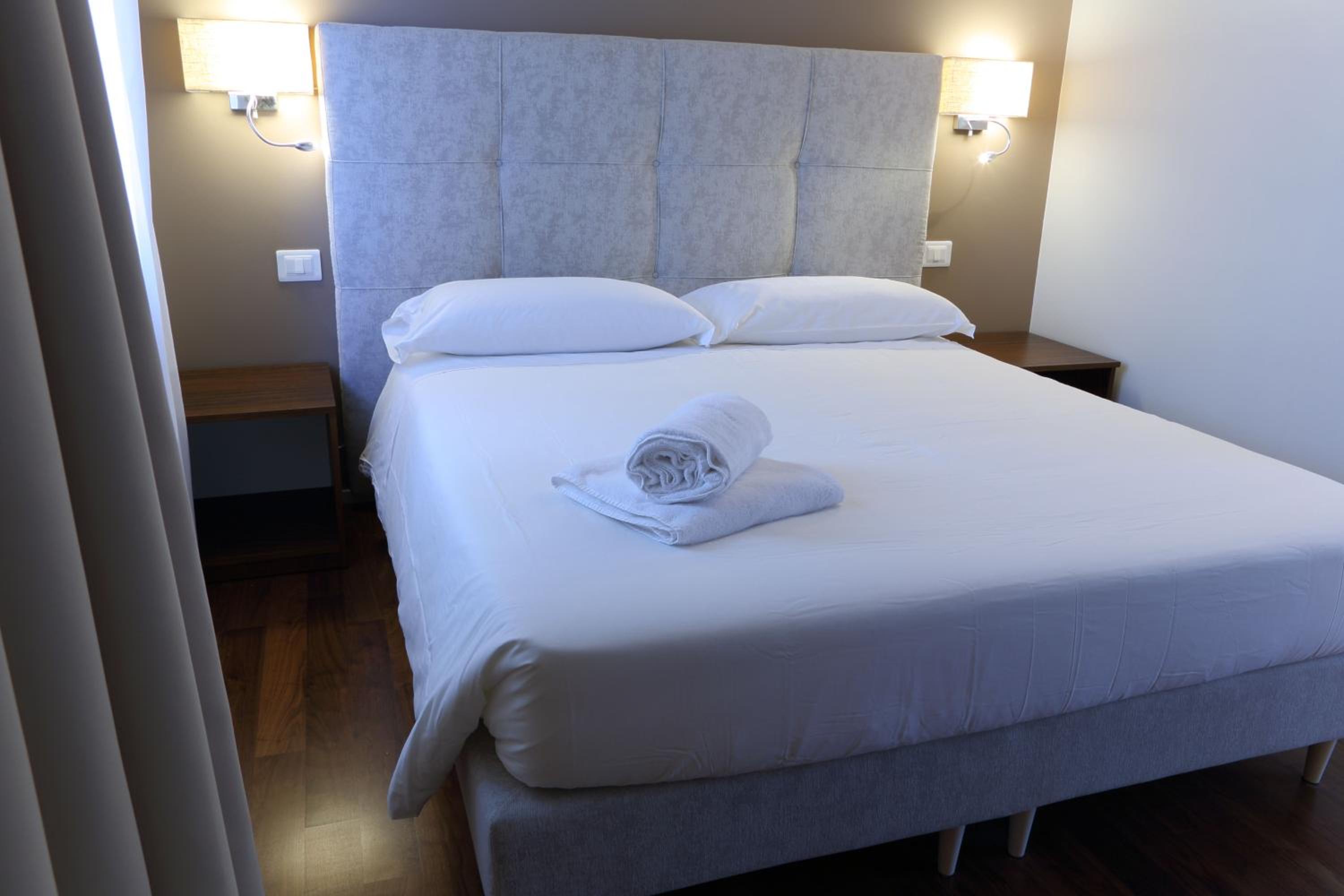 Deluxe King Room - Photo 19