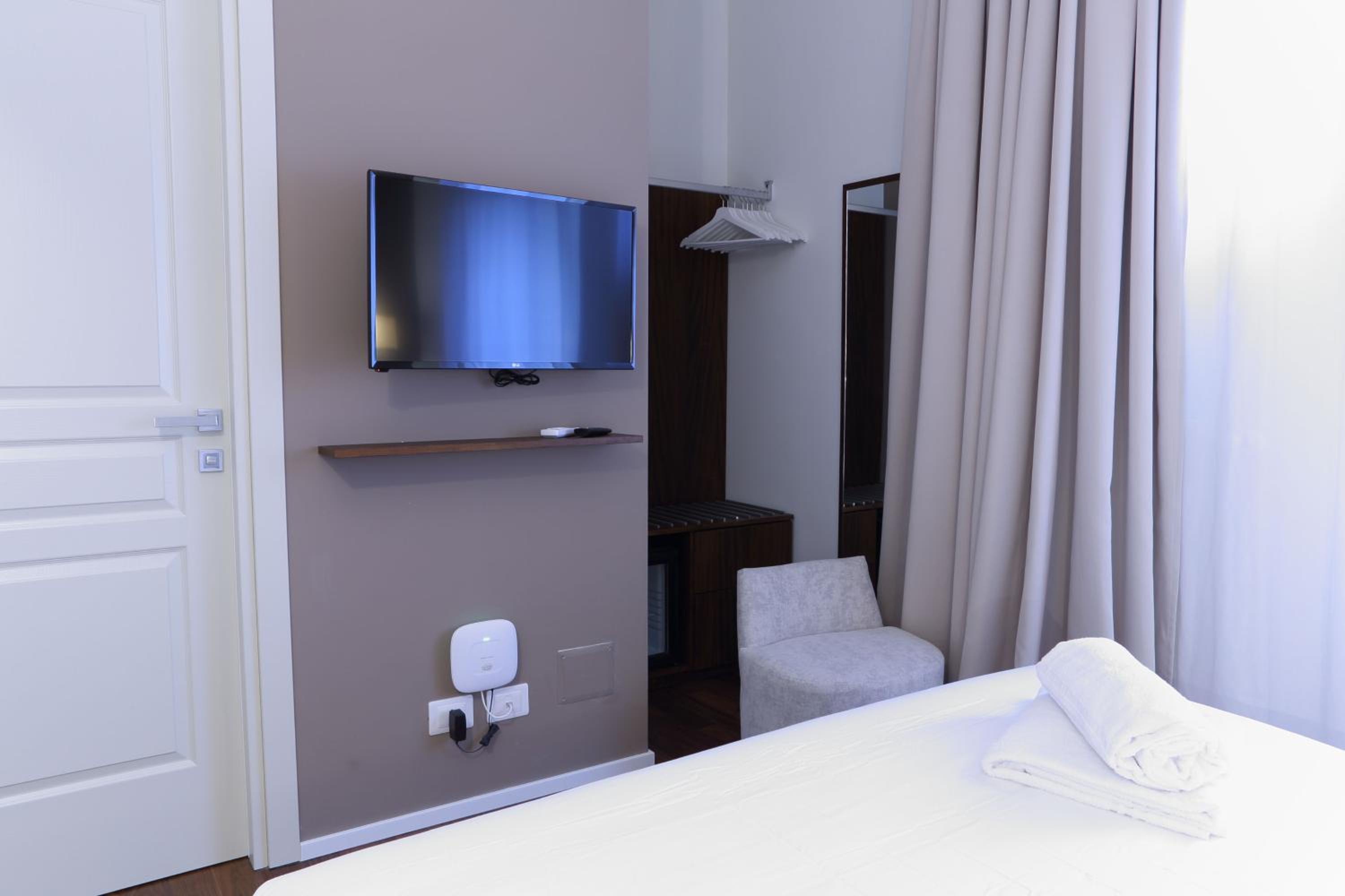 Deluxe King Room - Photo 14