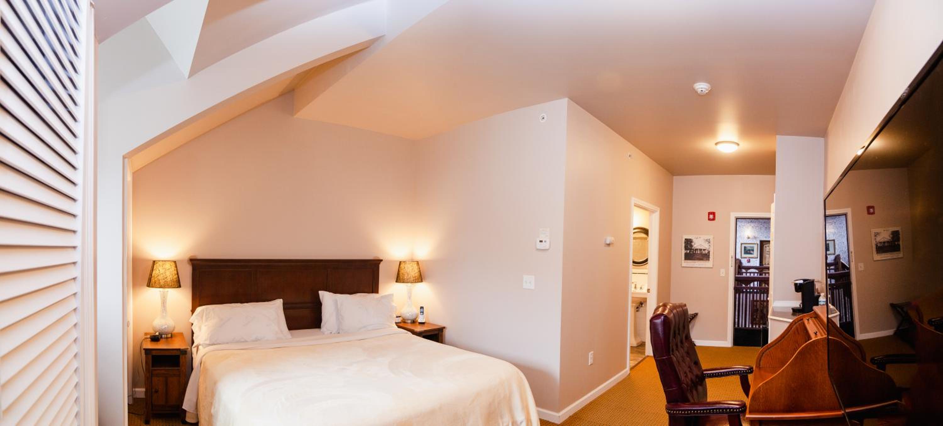 Deluxe King Room - Photo 1