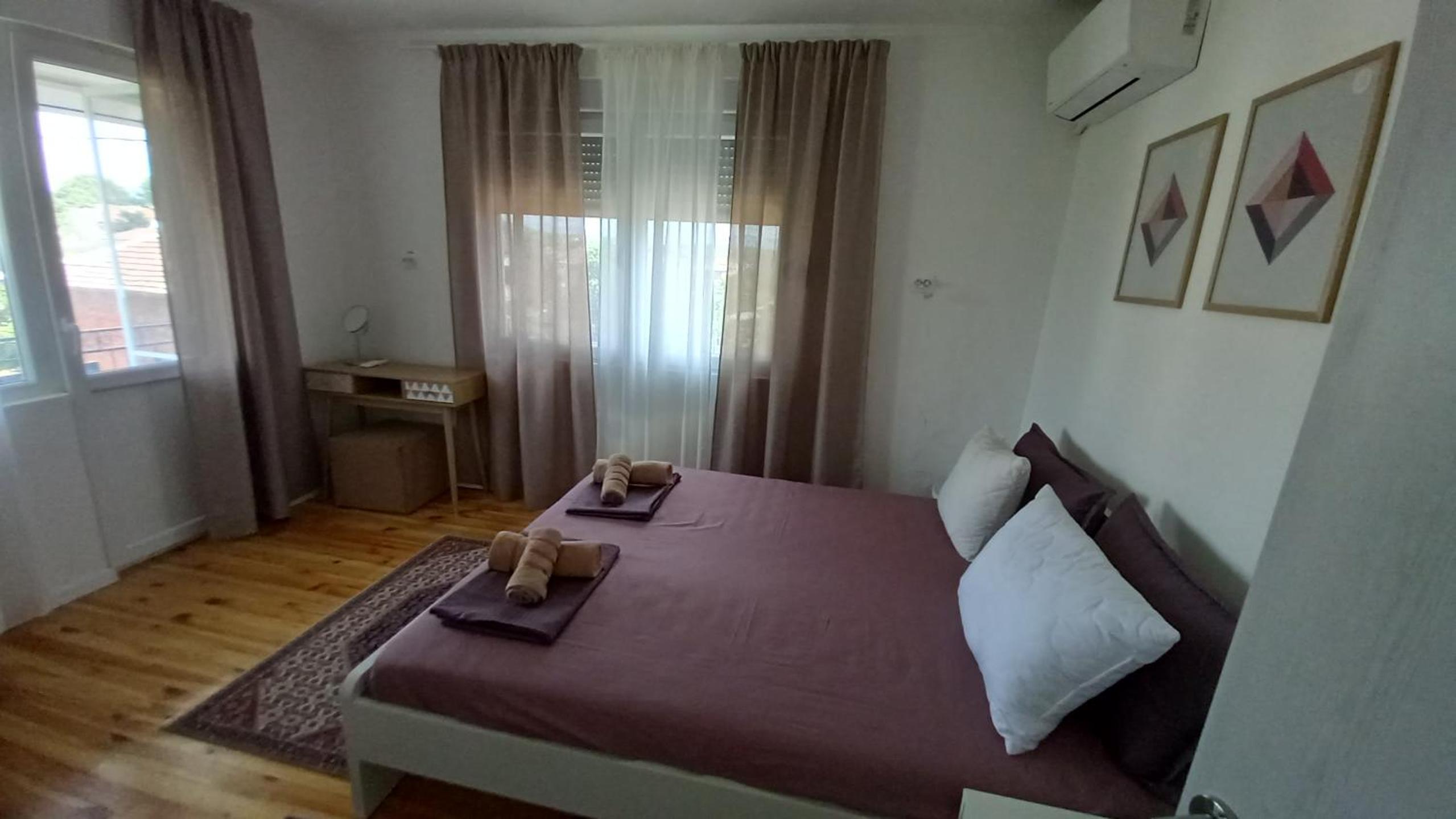 Five-Bedroom House photo 1