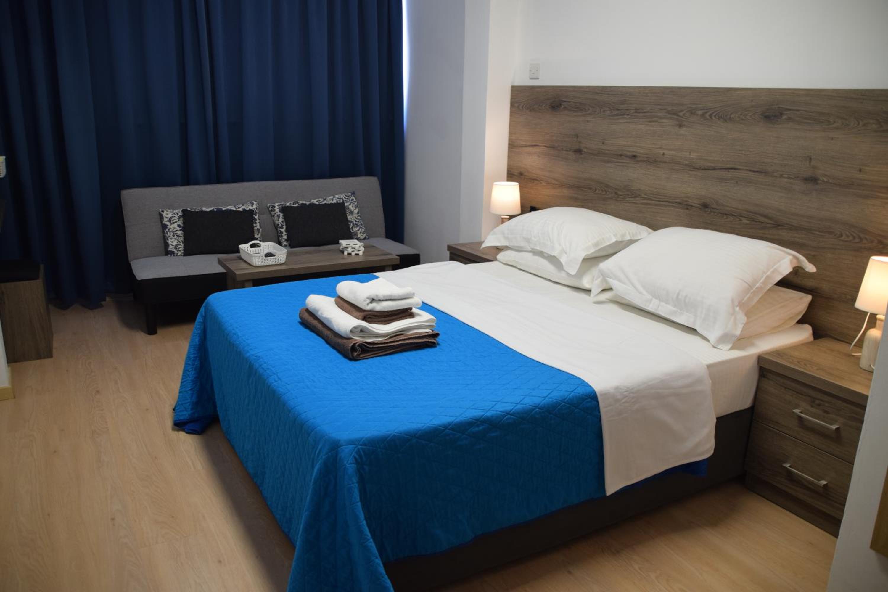 Studio Apartment - Photo 1