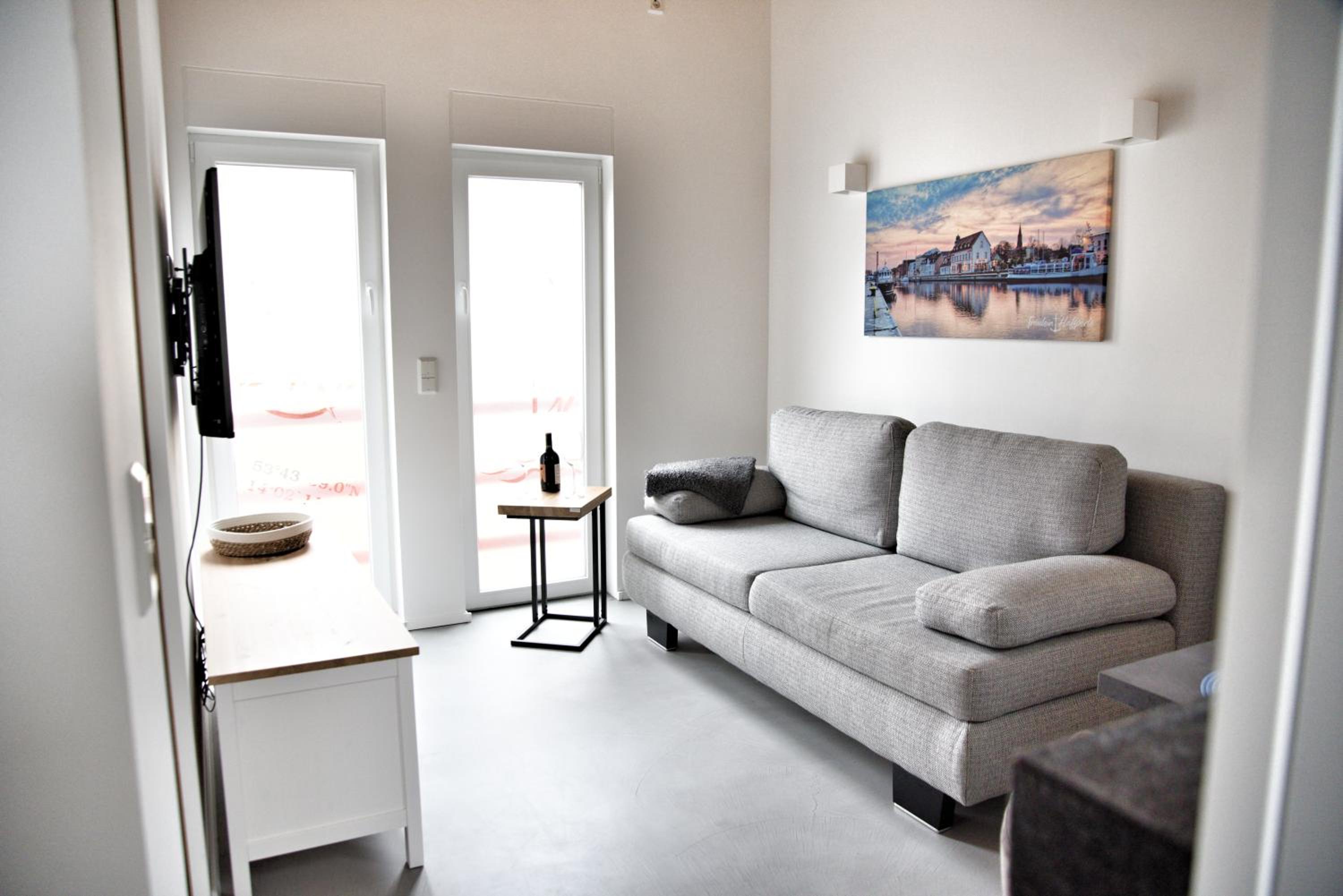One-Bedroom Apartment photo 1