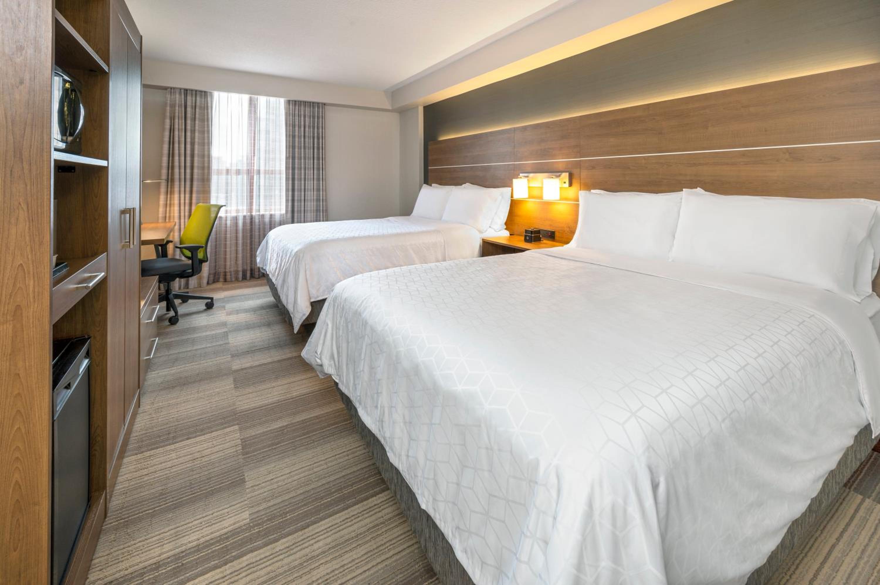 Standard Queen Room with Two Queen Beds - Photo 3