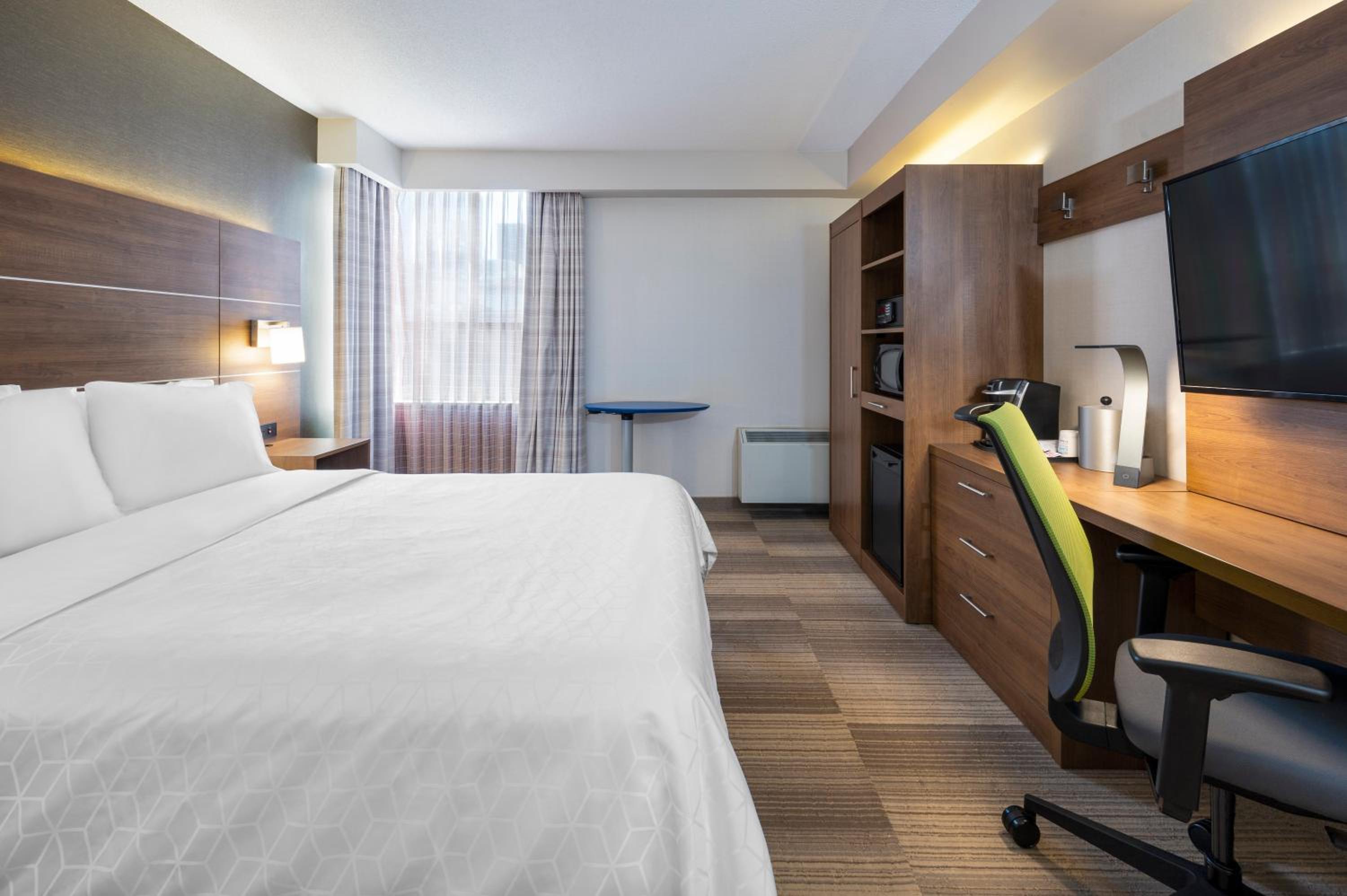 Standard King Room with Roll-In Shower - Communications Access - Photo 2