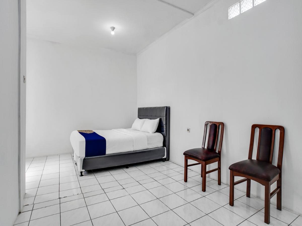Budget Double Room - Photo 12