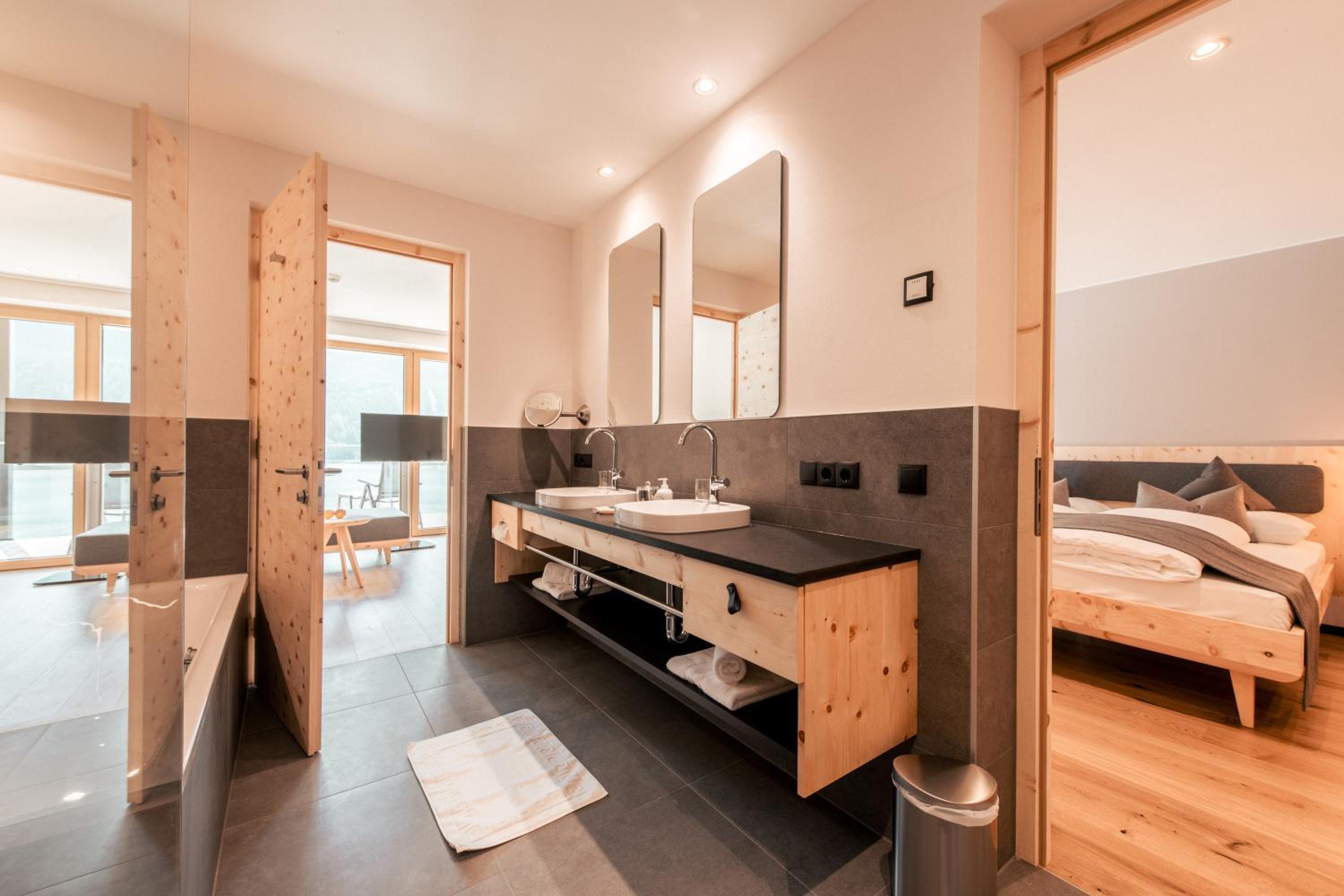 Suite with Lake View - Photo 7