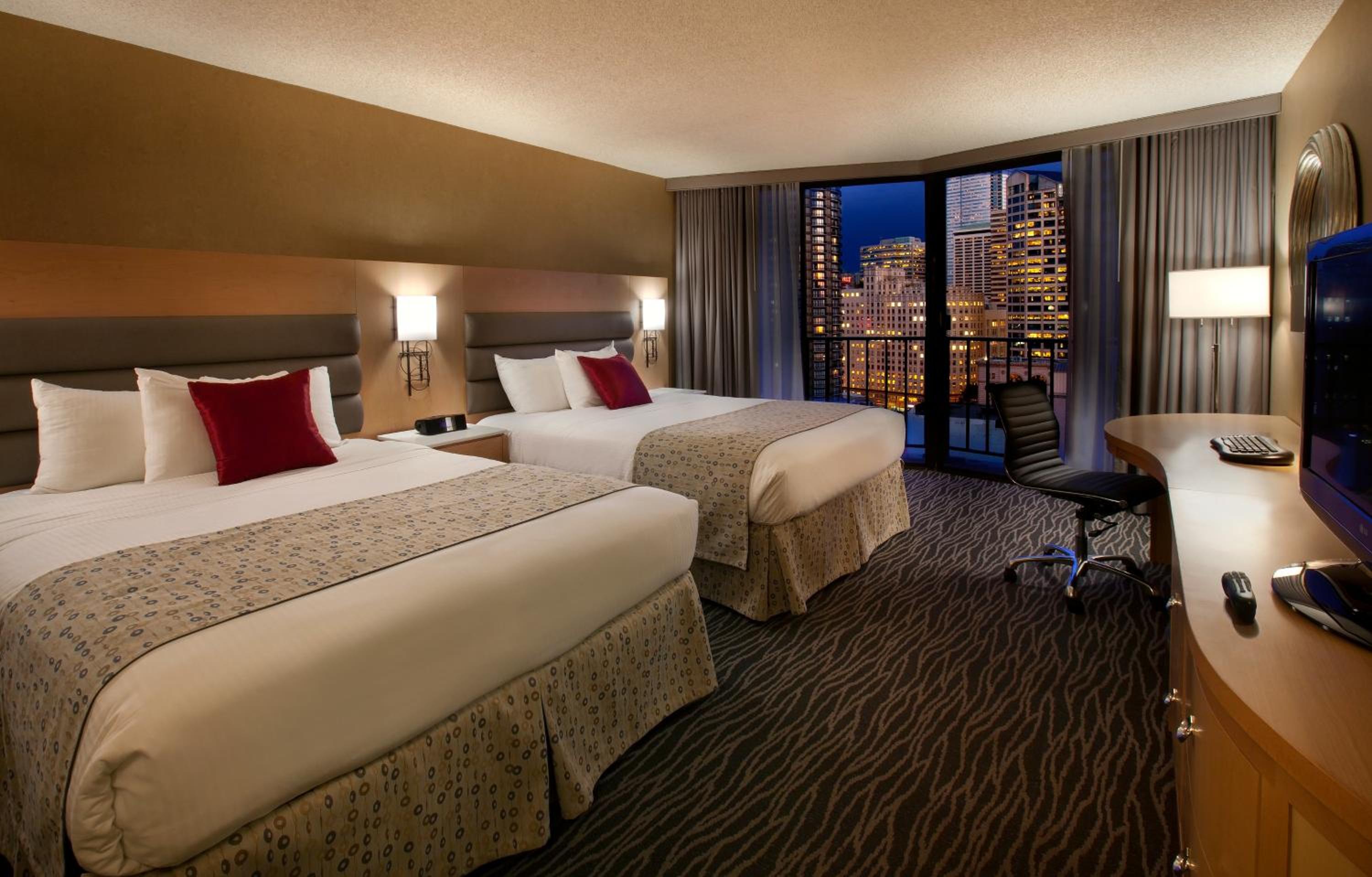 Executive Queen Room with Two Queen Beds with City View - Photo 2