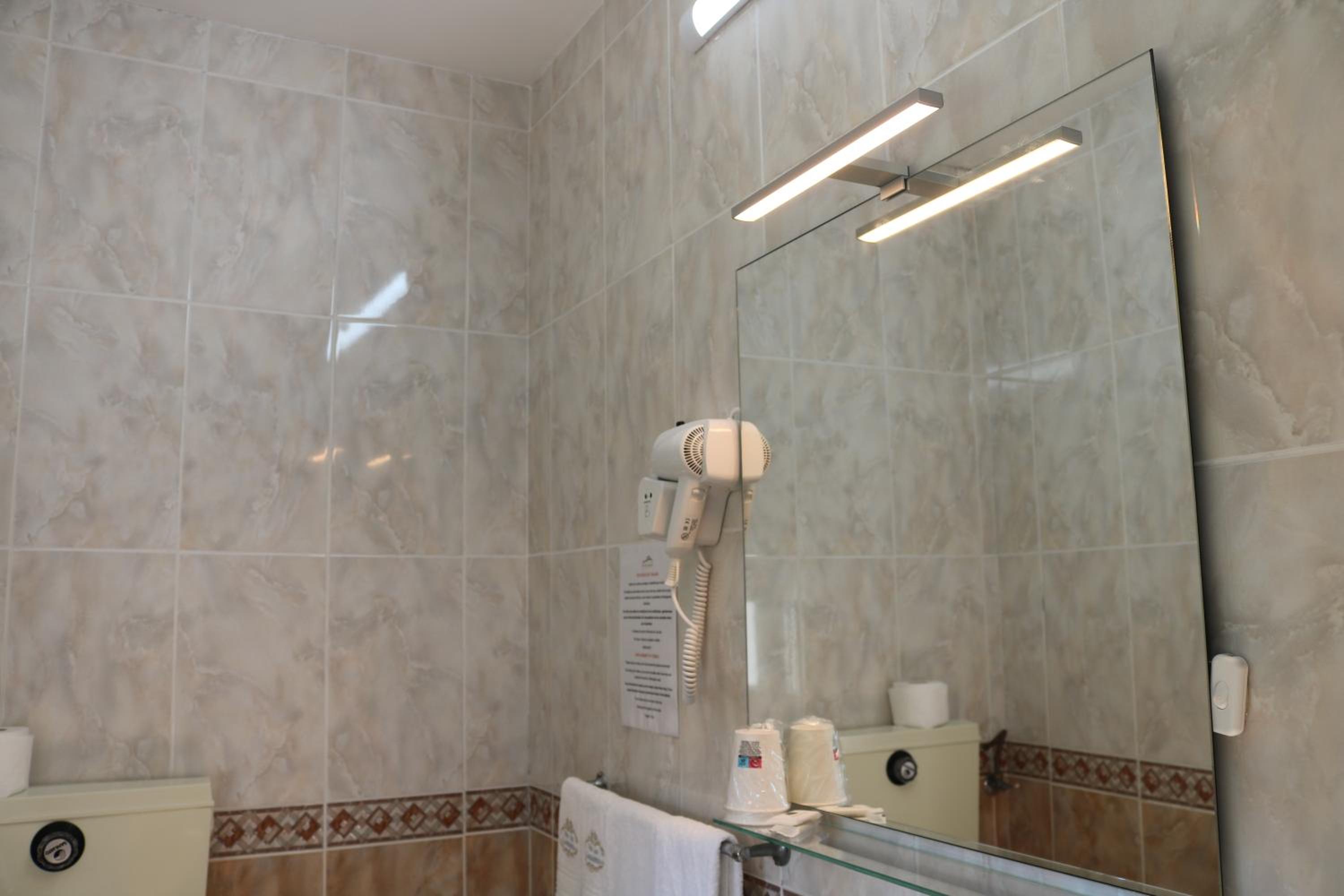 Double Room with Balcony - Photo 10