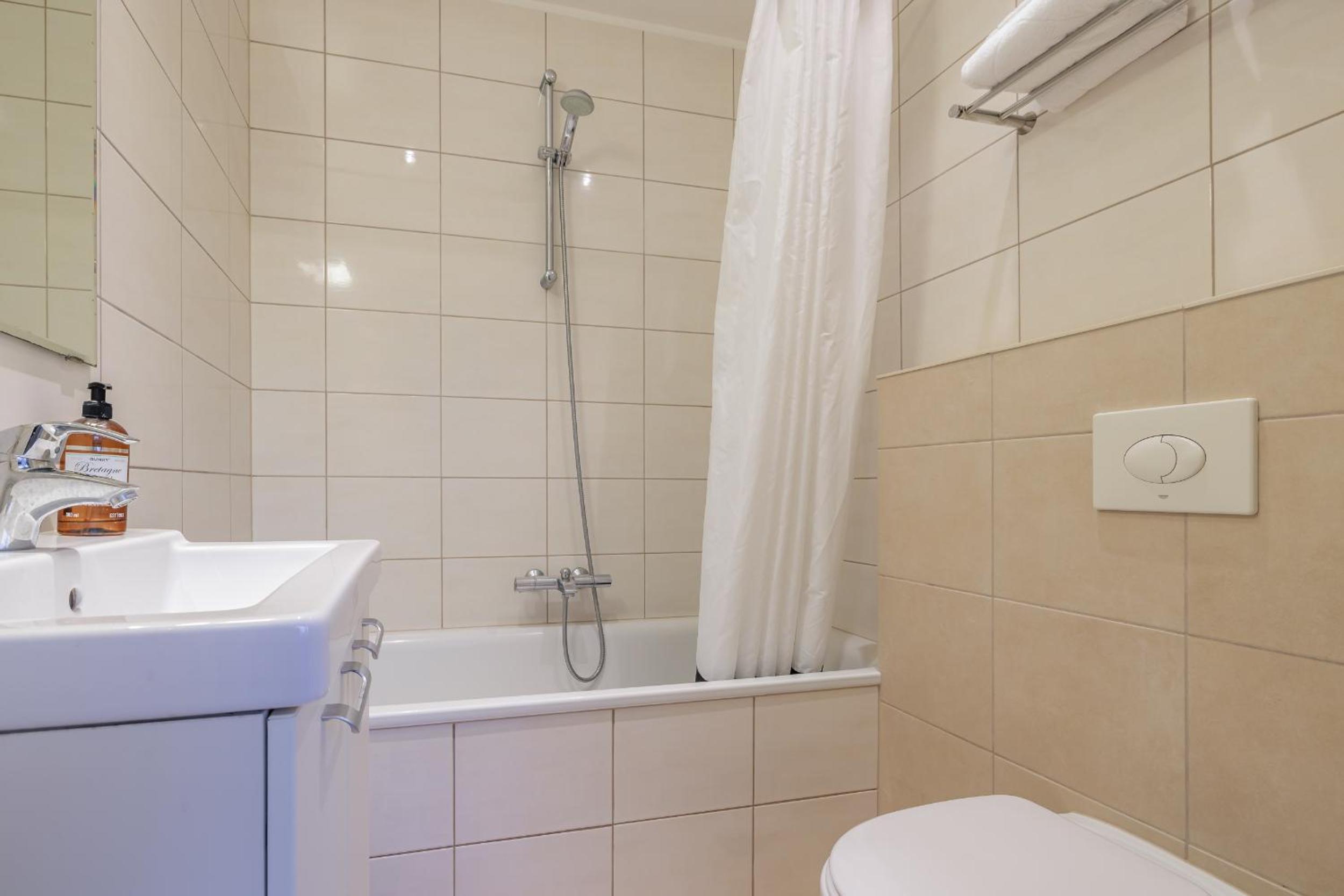 Double Room with Private Bathroom - Photo 2