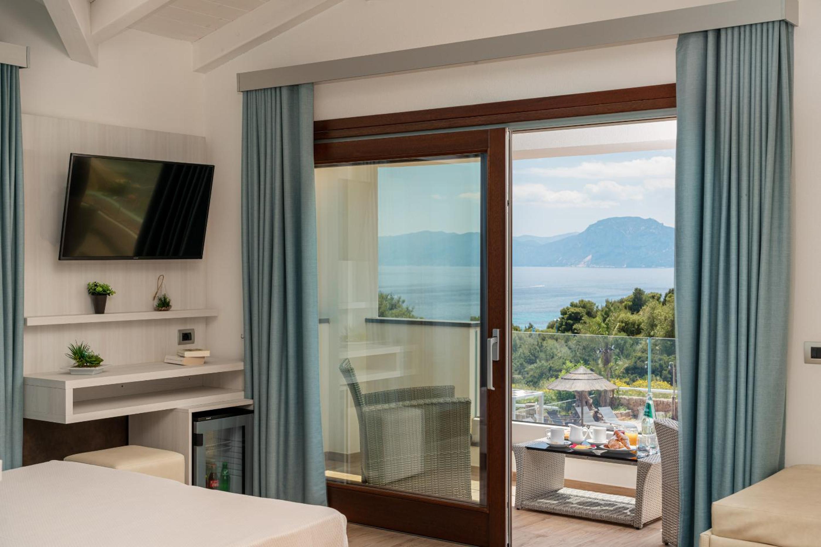Deluxe Double Room with Balcony and Sea View photo 2