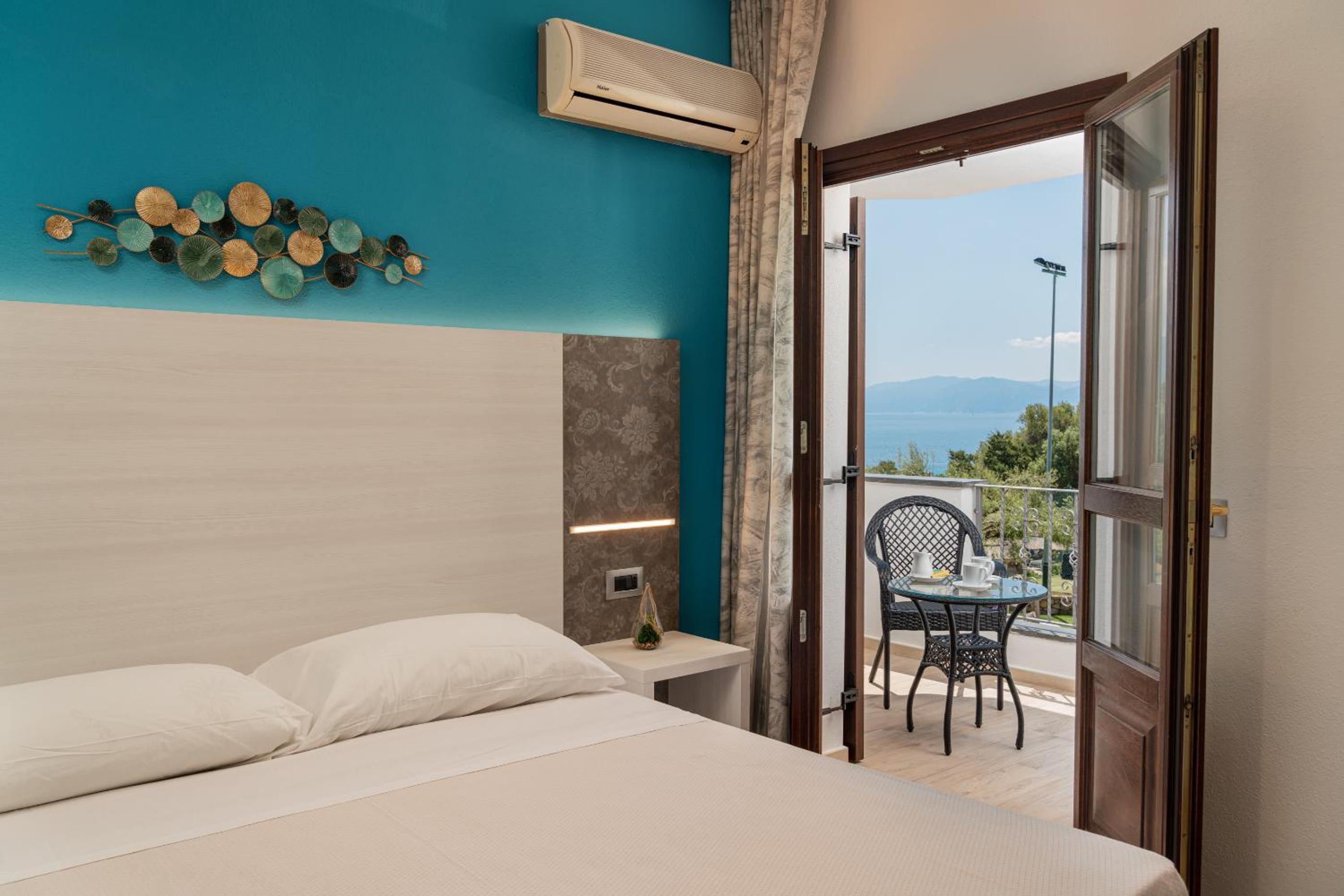 Deluxe Double Room with Balcony and Sea View