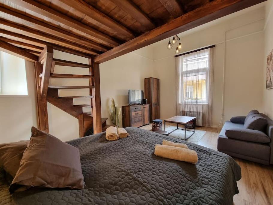 One-Bedroom Apartment - Photo 2