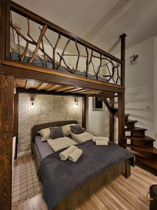 One-Bedroom Apartment - Photo 1