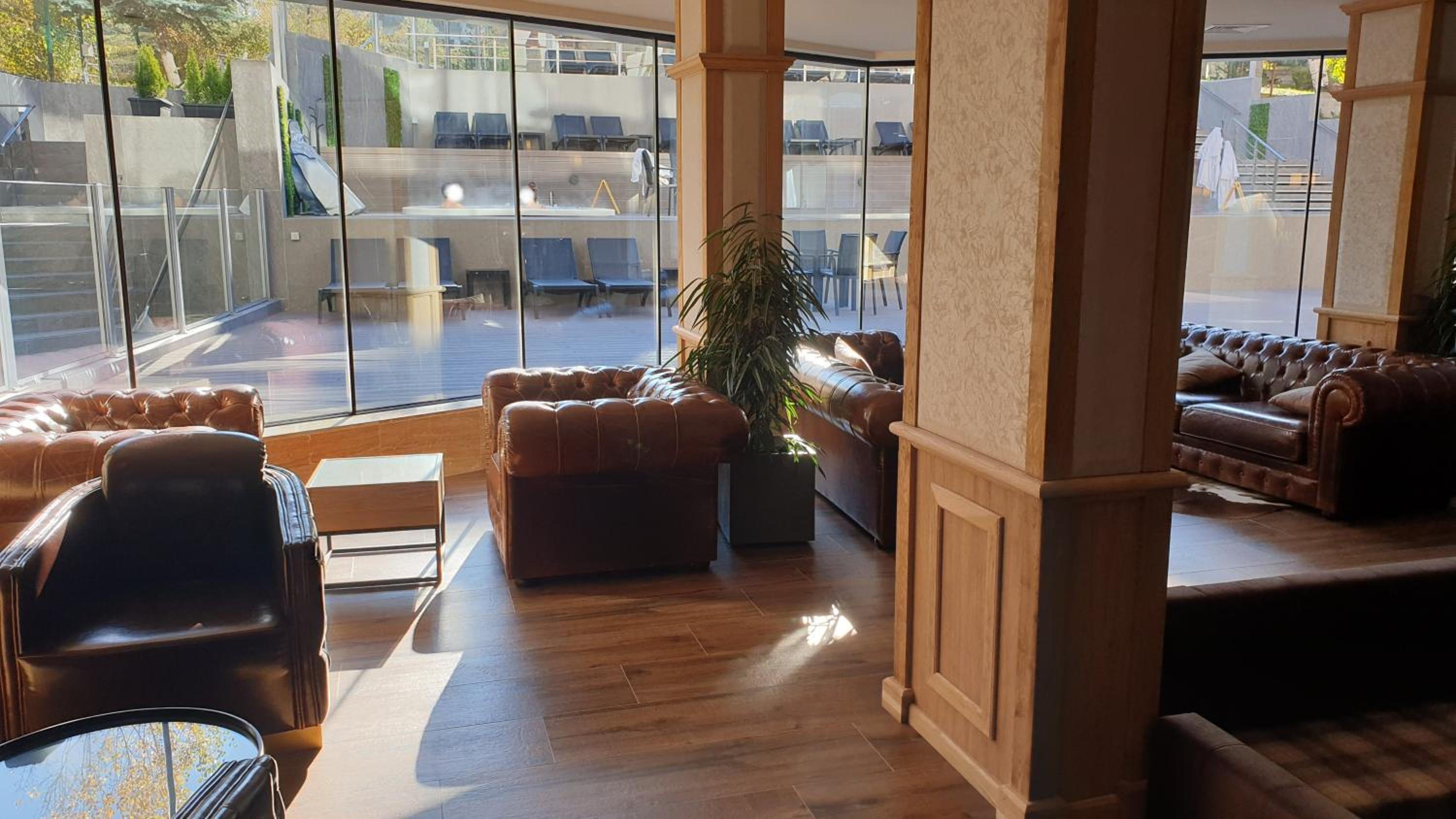 Apartment with Pool View