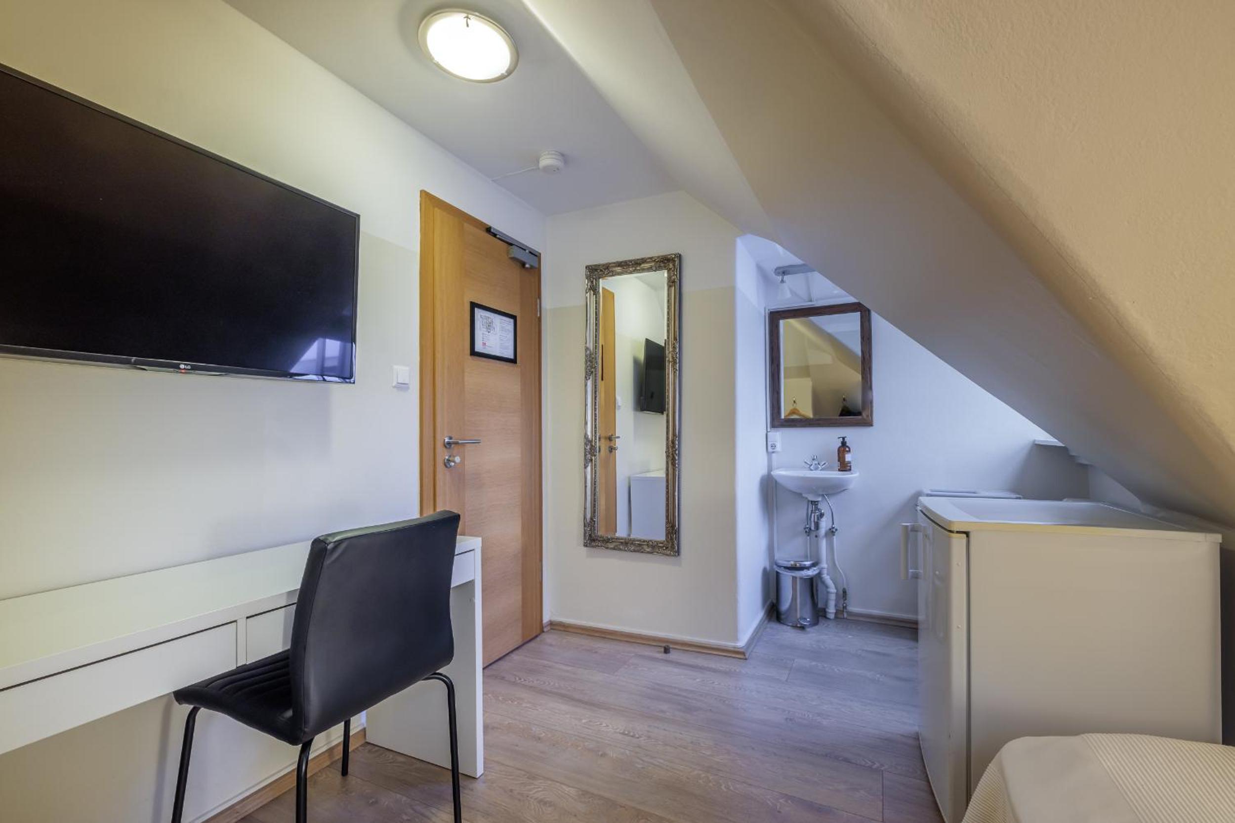 Twin Room - Photo 2