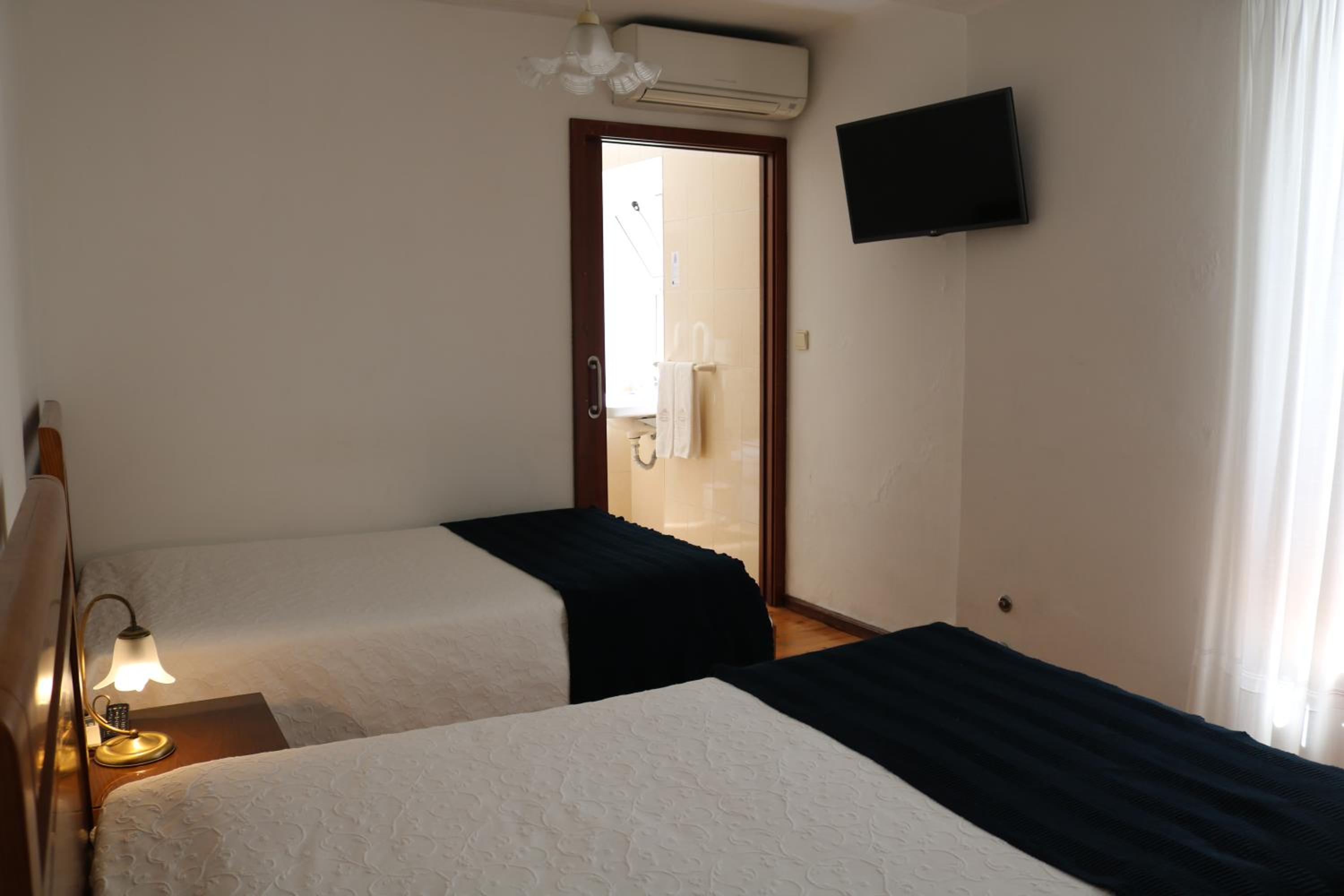 Economy Twin Room - Photo 1