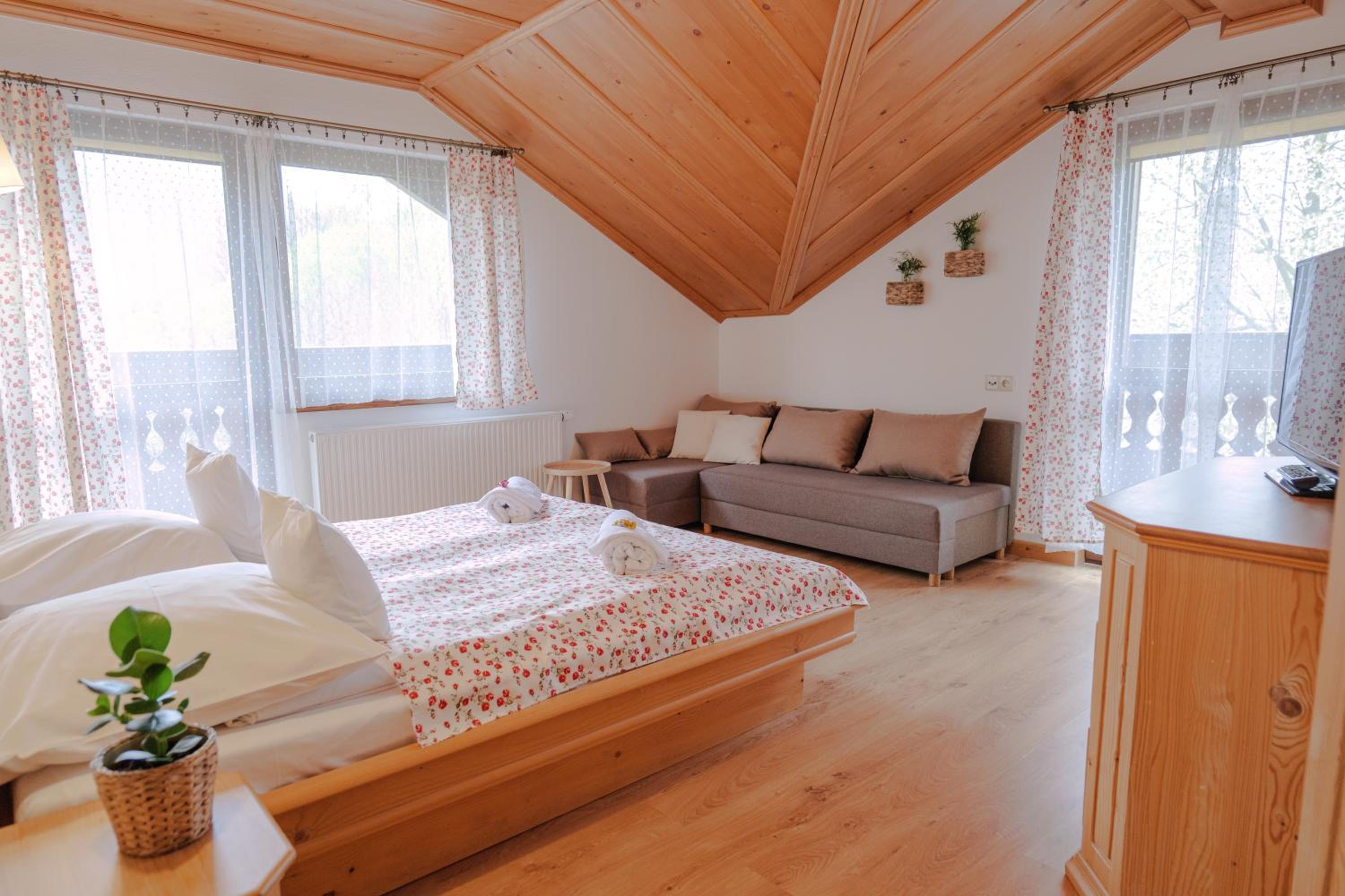 Deluxe Double Room with Balcony - Photo 9