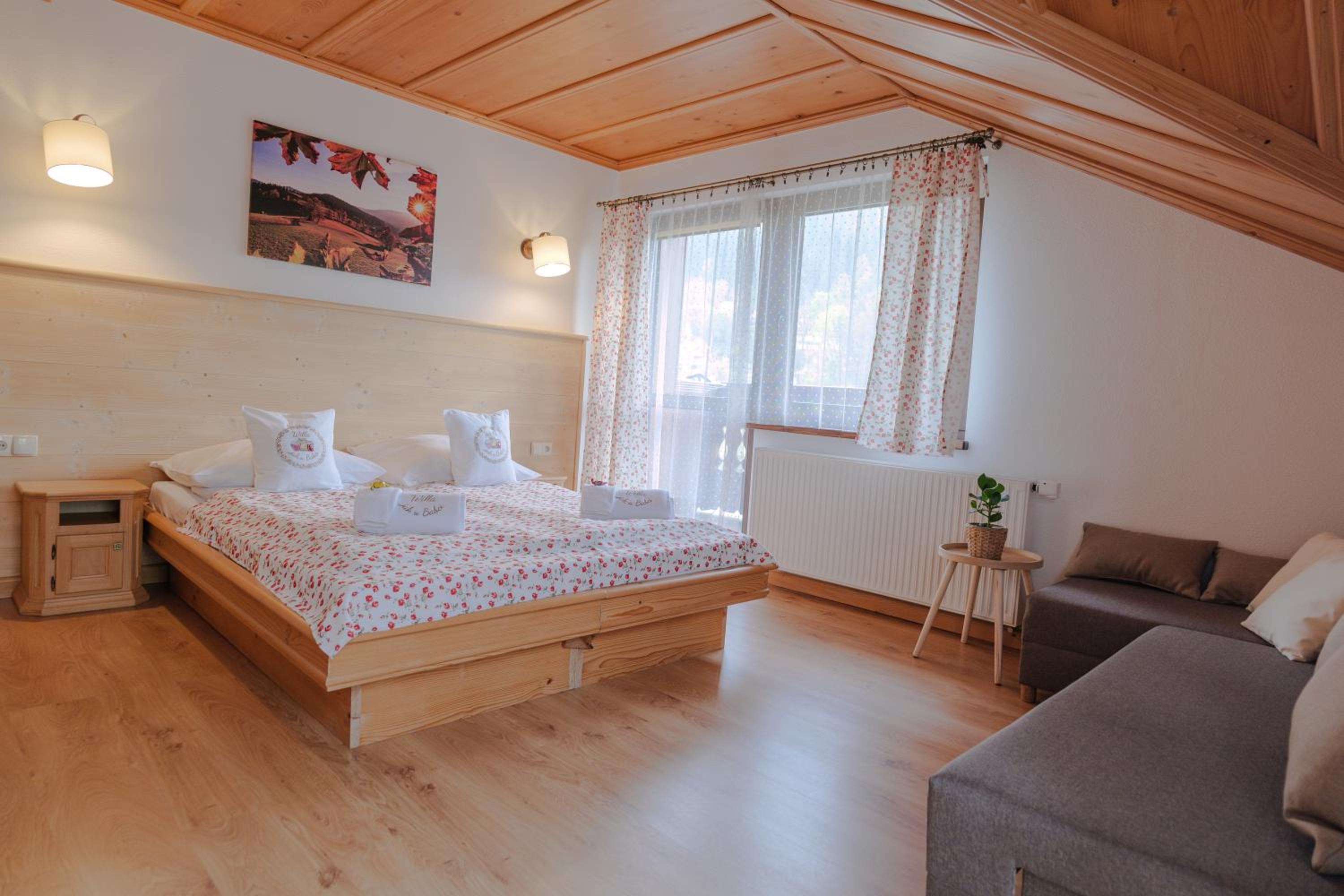 Deluxe Double Room with Balcony - Photo 7