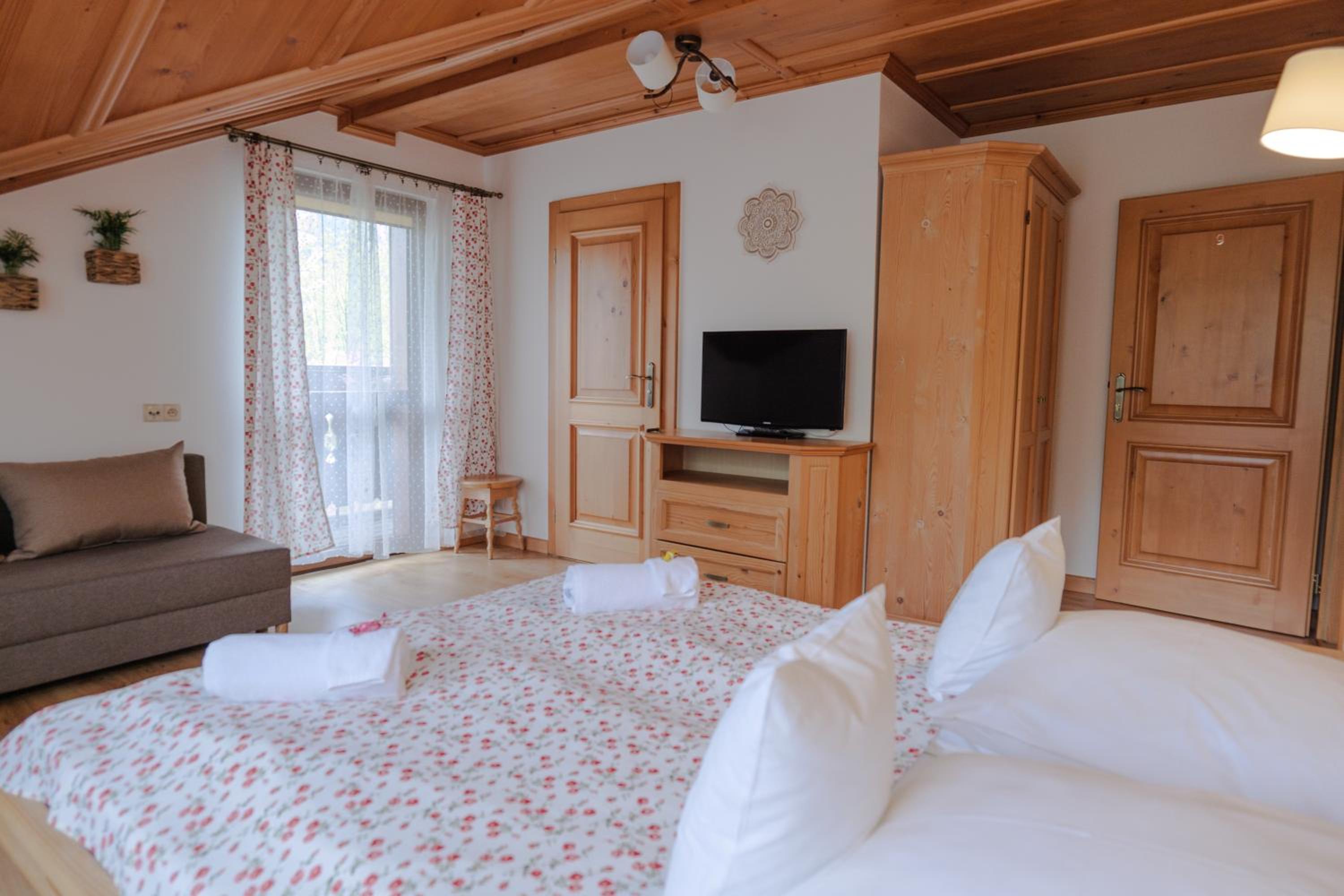 Deluxe Double Room with Balcony - Photo 8
