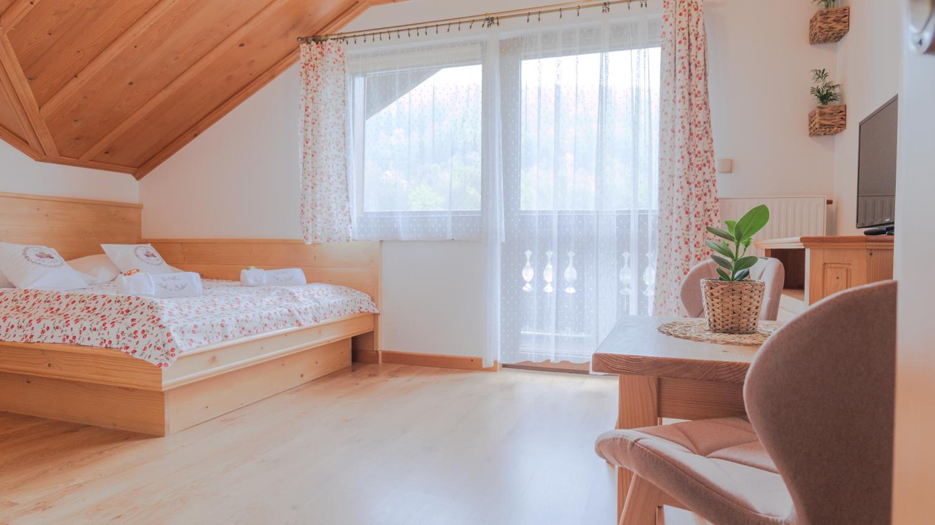 King Room with Balcony - Photo 3