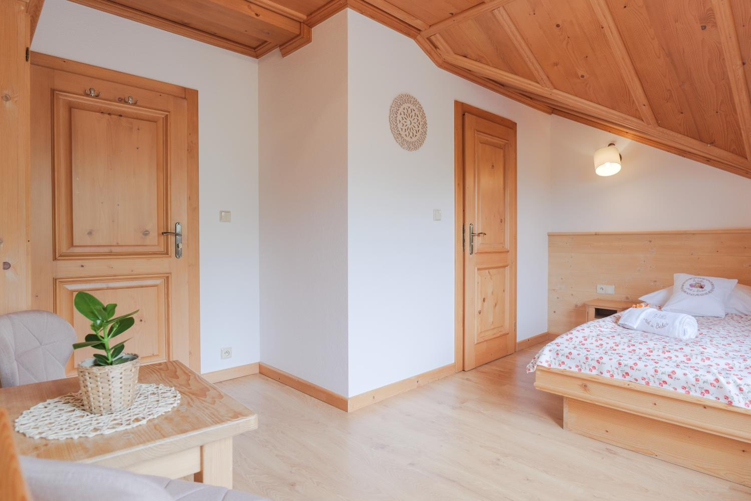 King Room with Balcony - Photo 7