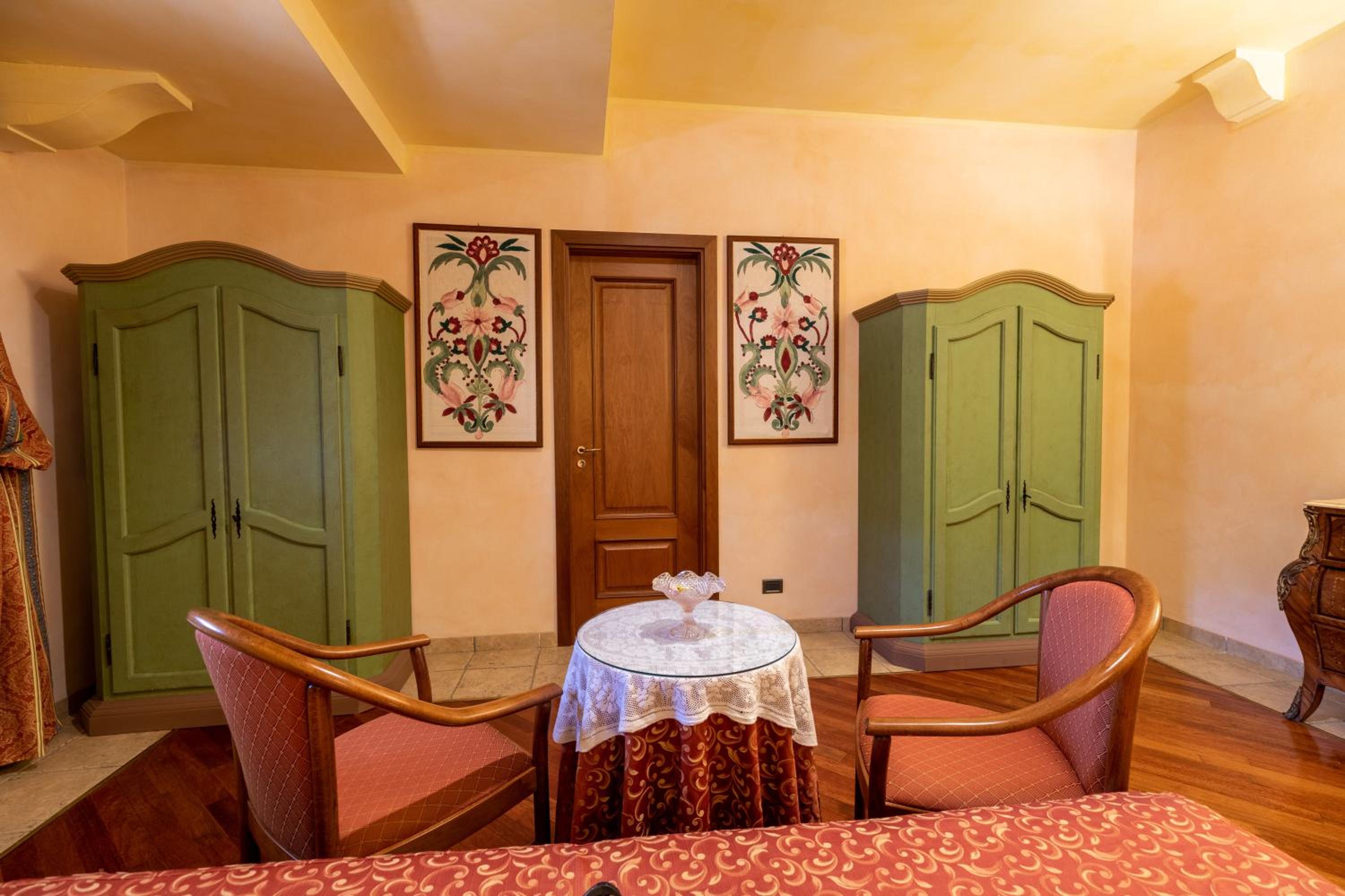 Two-Bedroom Suite - Photo 4