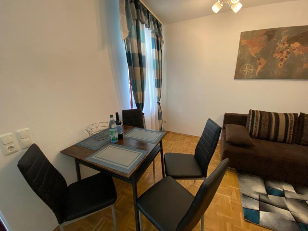 One-Bedroom Apartment - Photo 4
