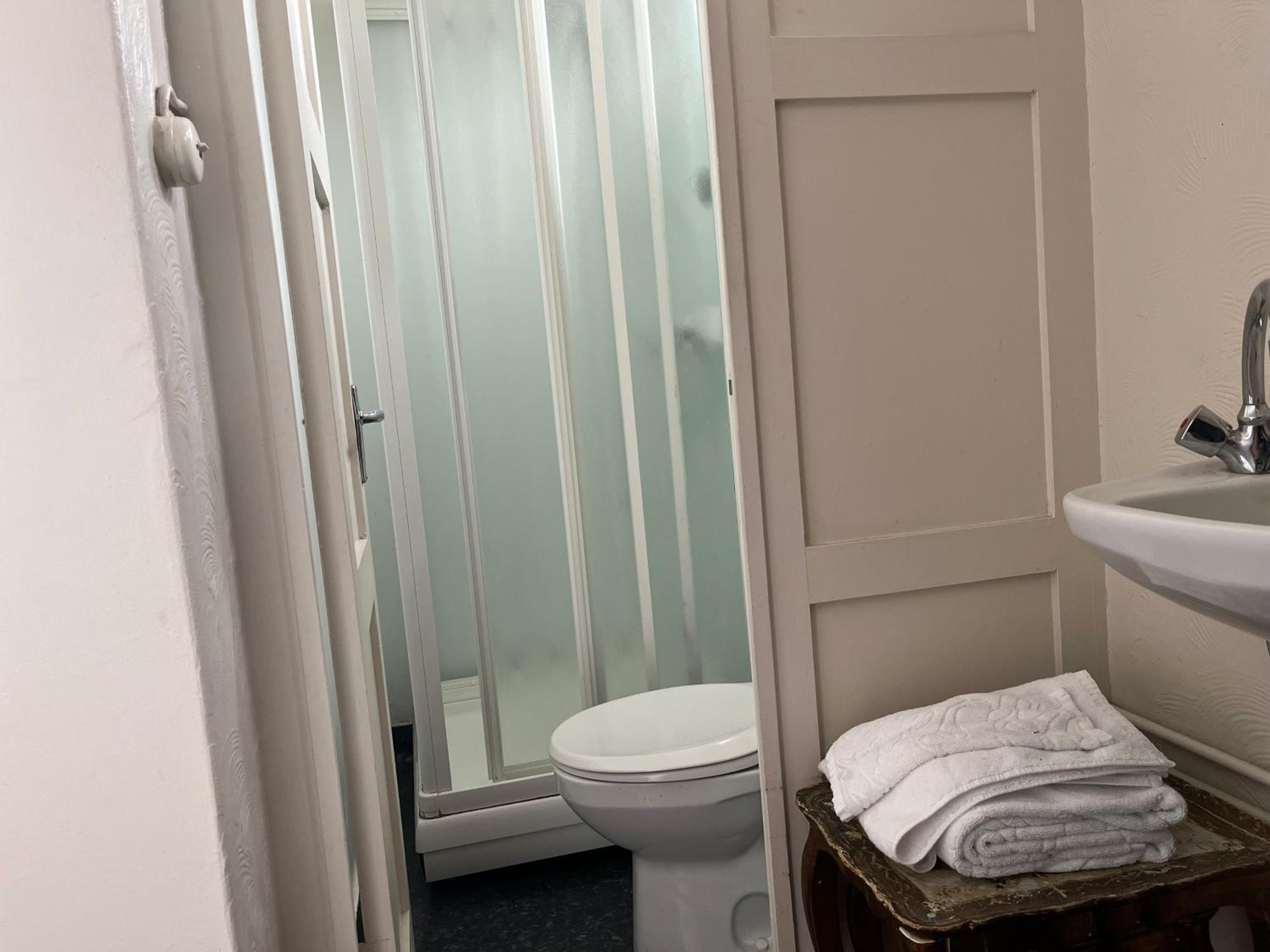 Double Room with Private Bathroom - Photo 7