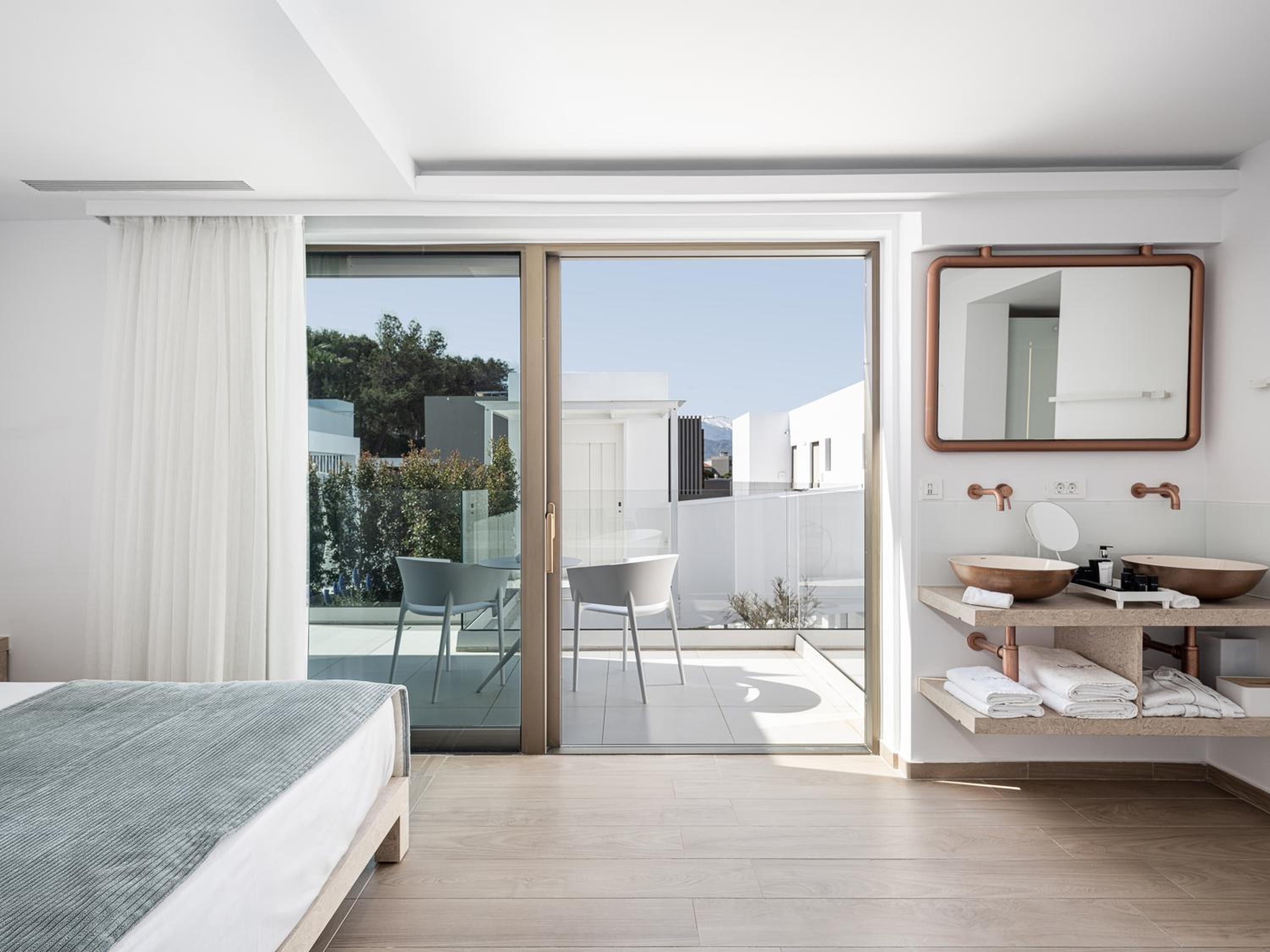 Superior Suite with Sea View and Private Pool - Photo 56