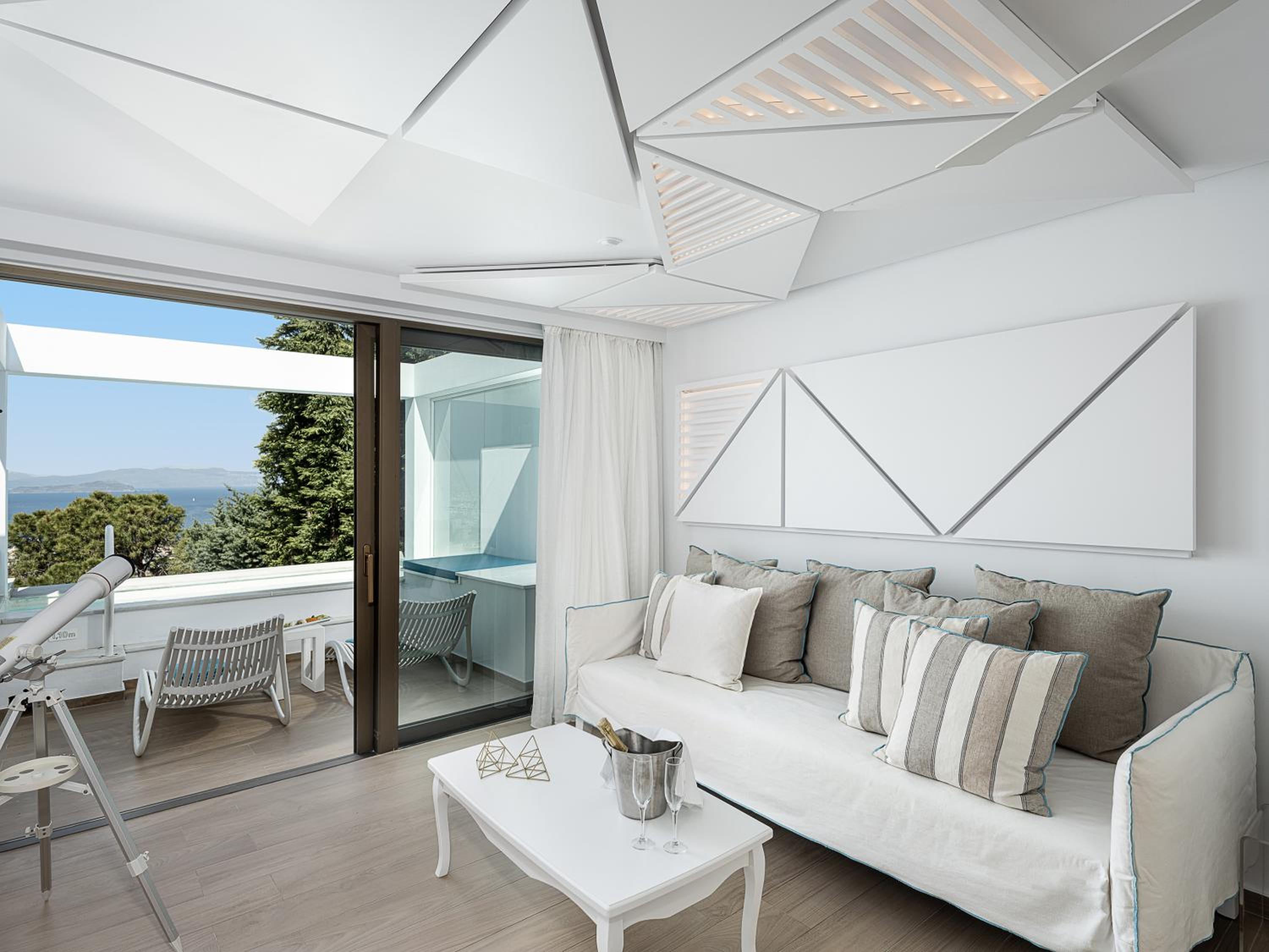 Superior Suite with Sea View and Private Pool - Photo 45