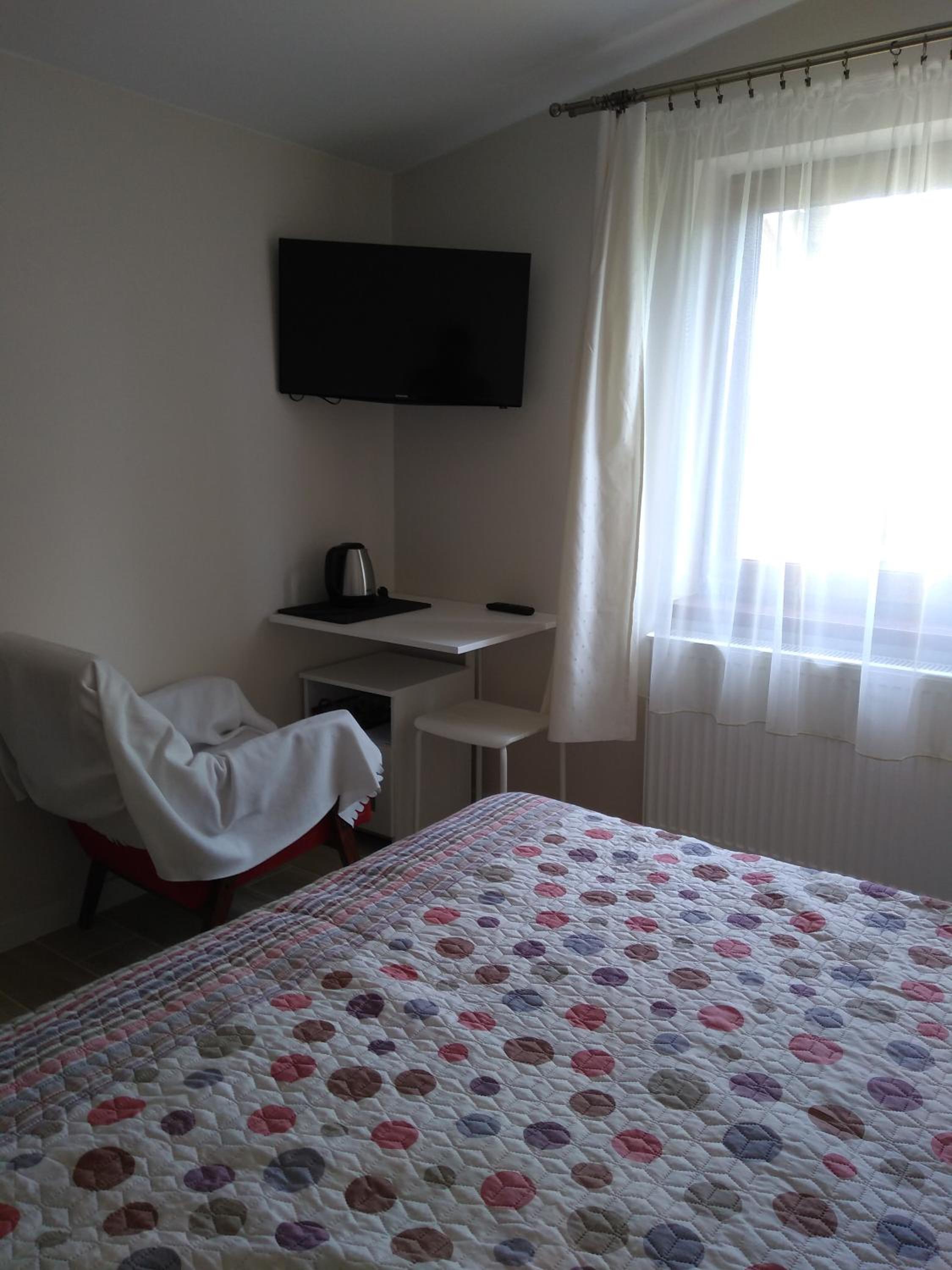 Double Room with Private Bathroom - Photo 4
