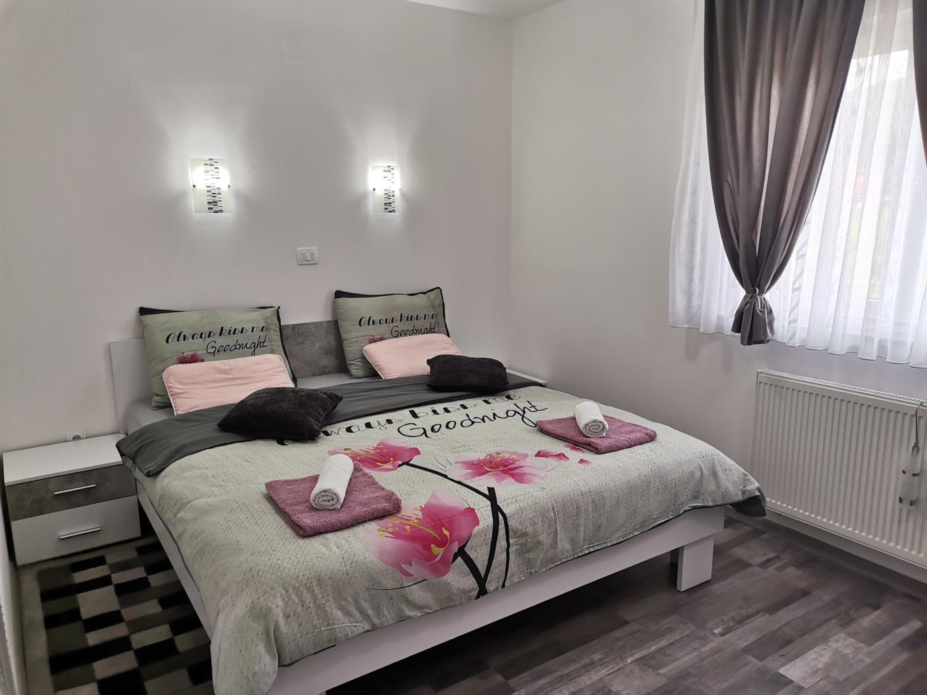 Apartment with Balcony - Photo 35