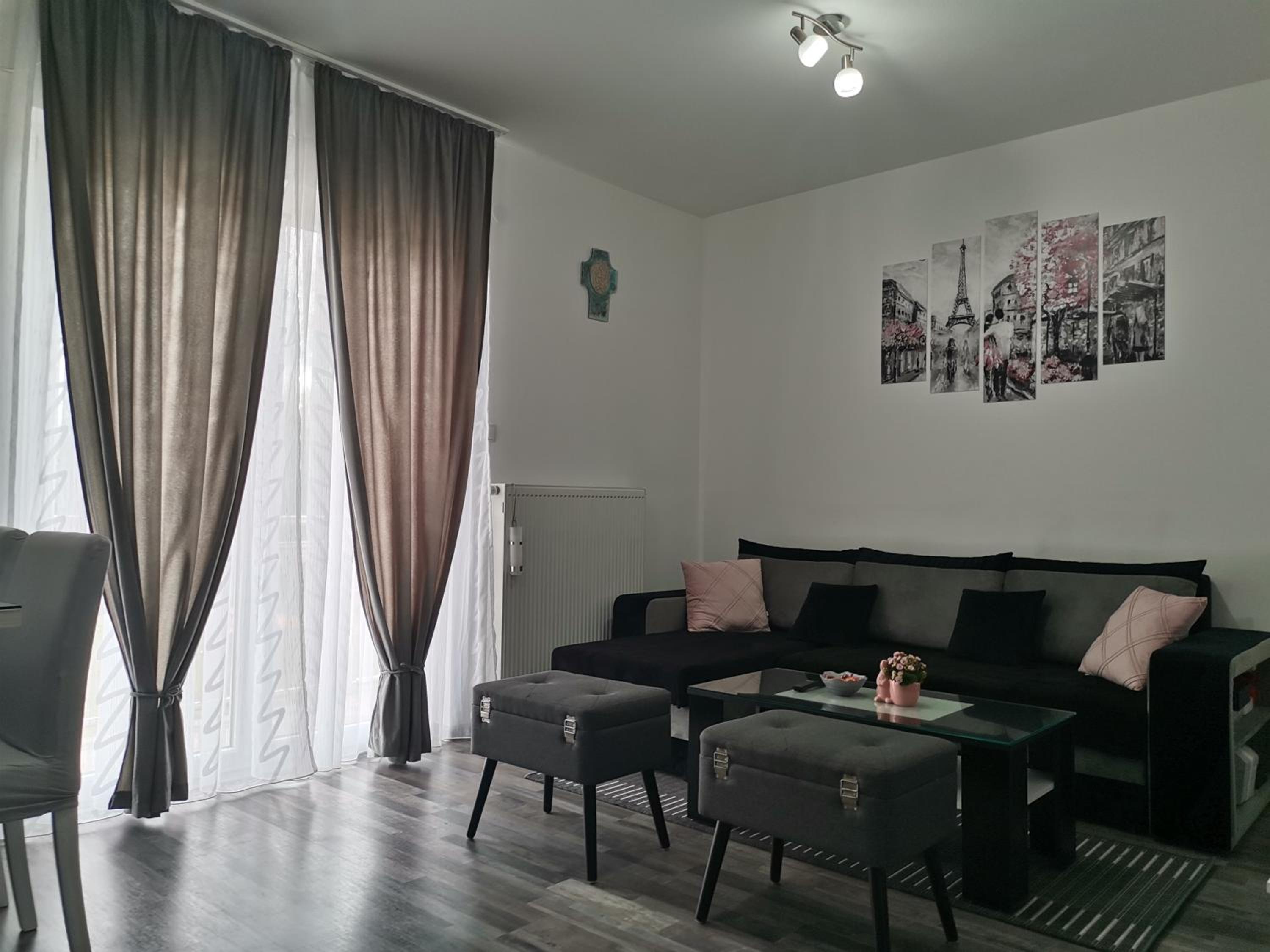 Apartment with Balcony - Photo 32
