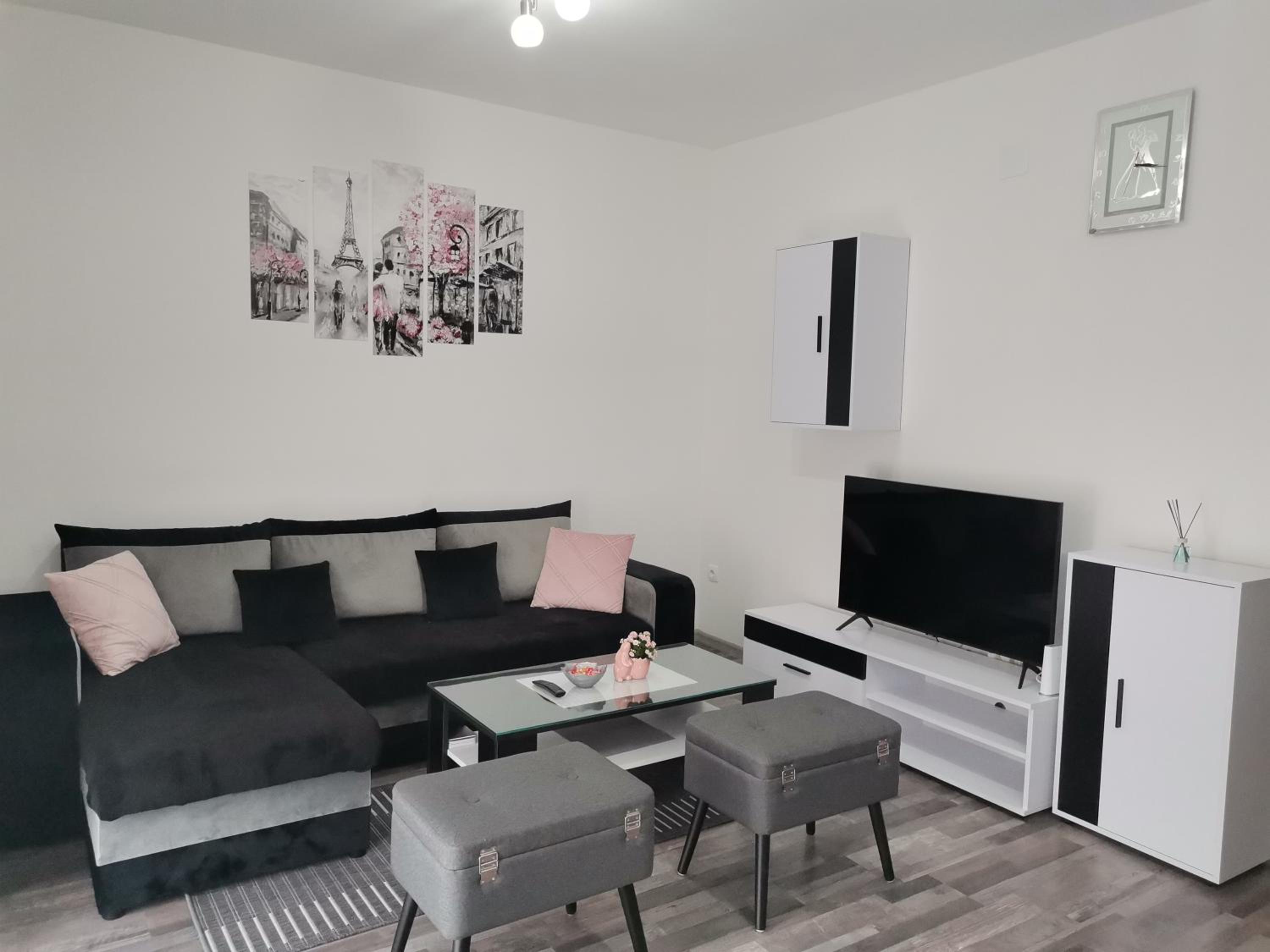 Apartment with Balcony - Photo 29