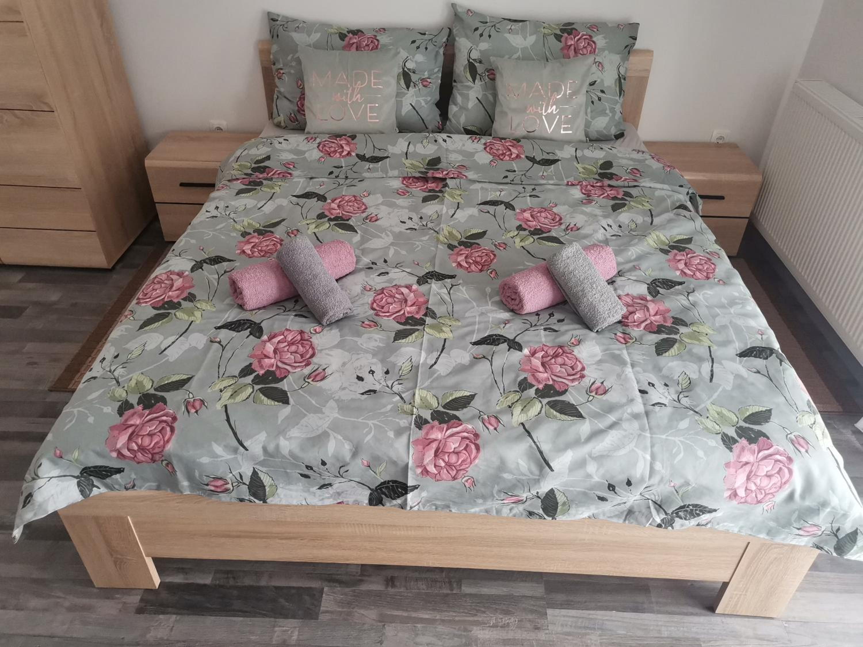 King Room with Balcony - Photo 4
