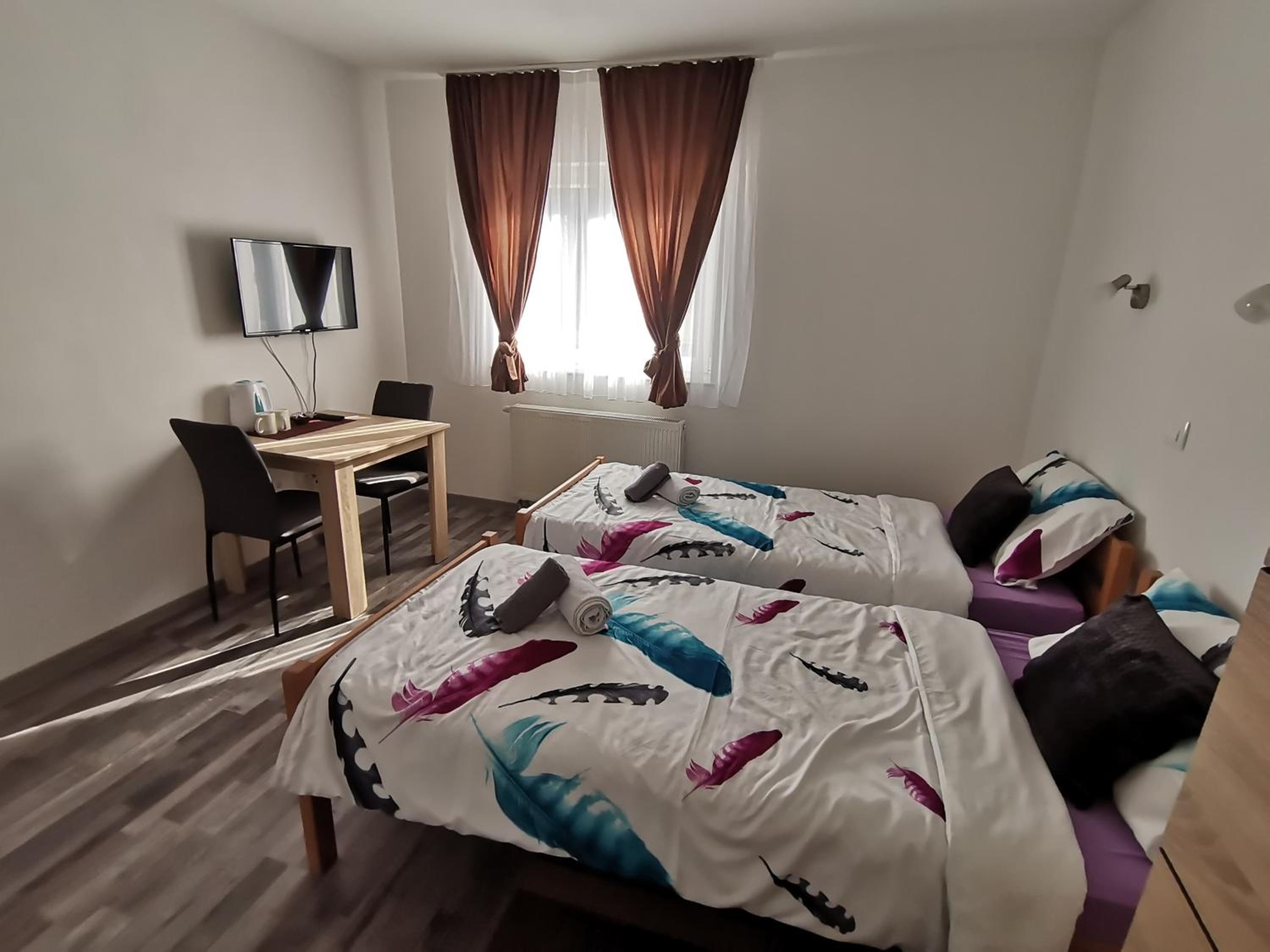 Twin Room with Private Bathroom - Photo 3