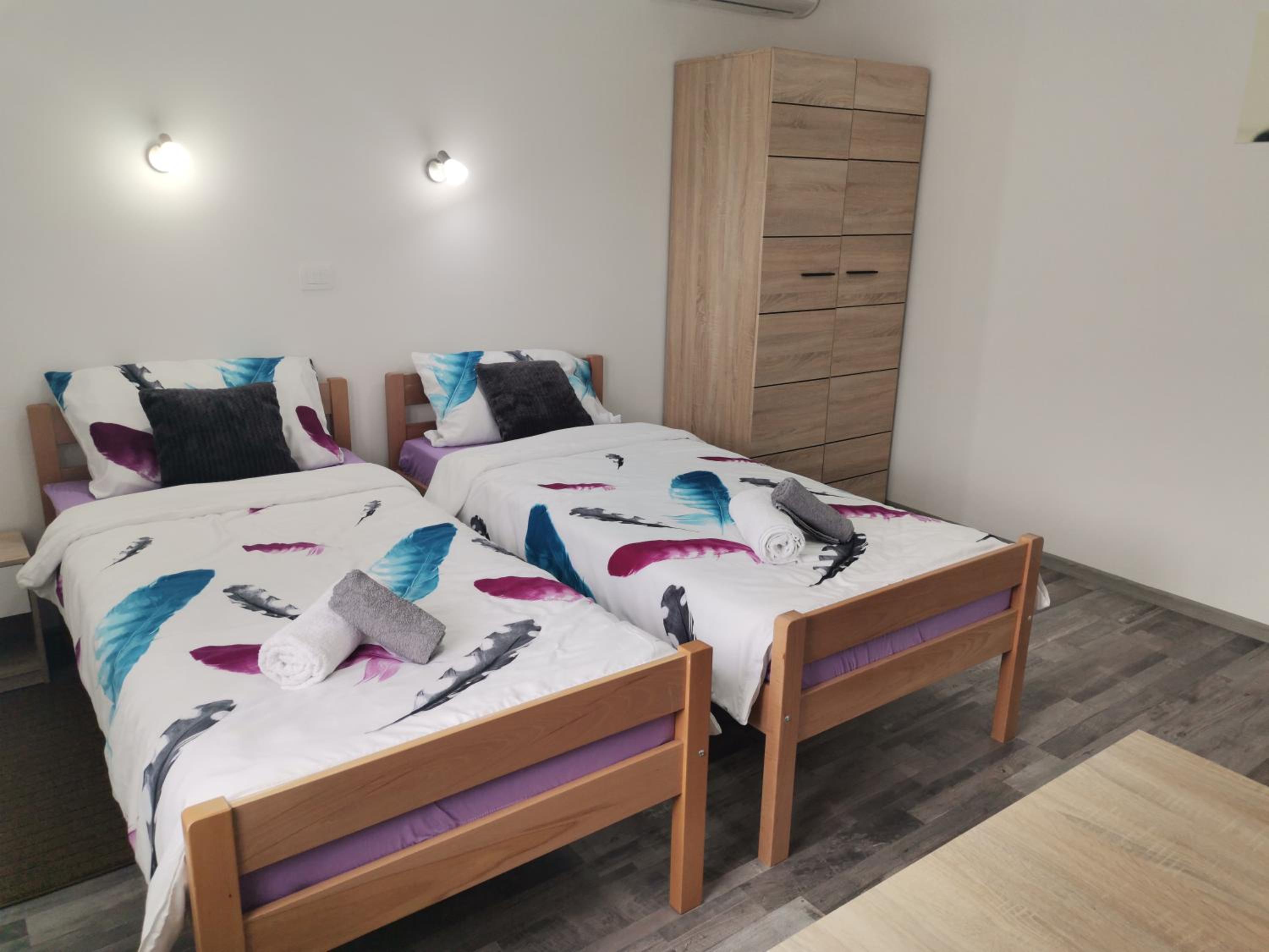 Twin Room with Private Bathroom - Photo 4