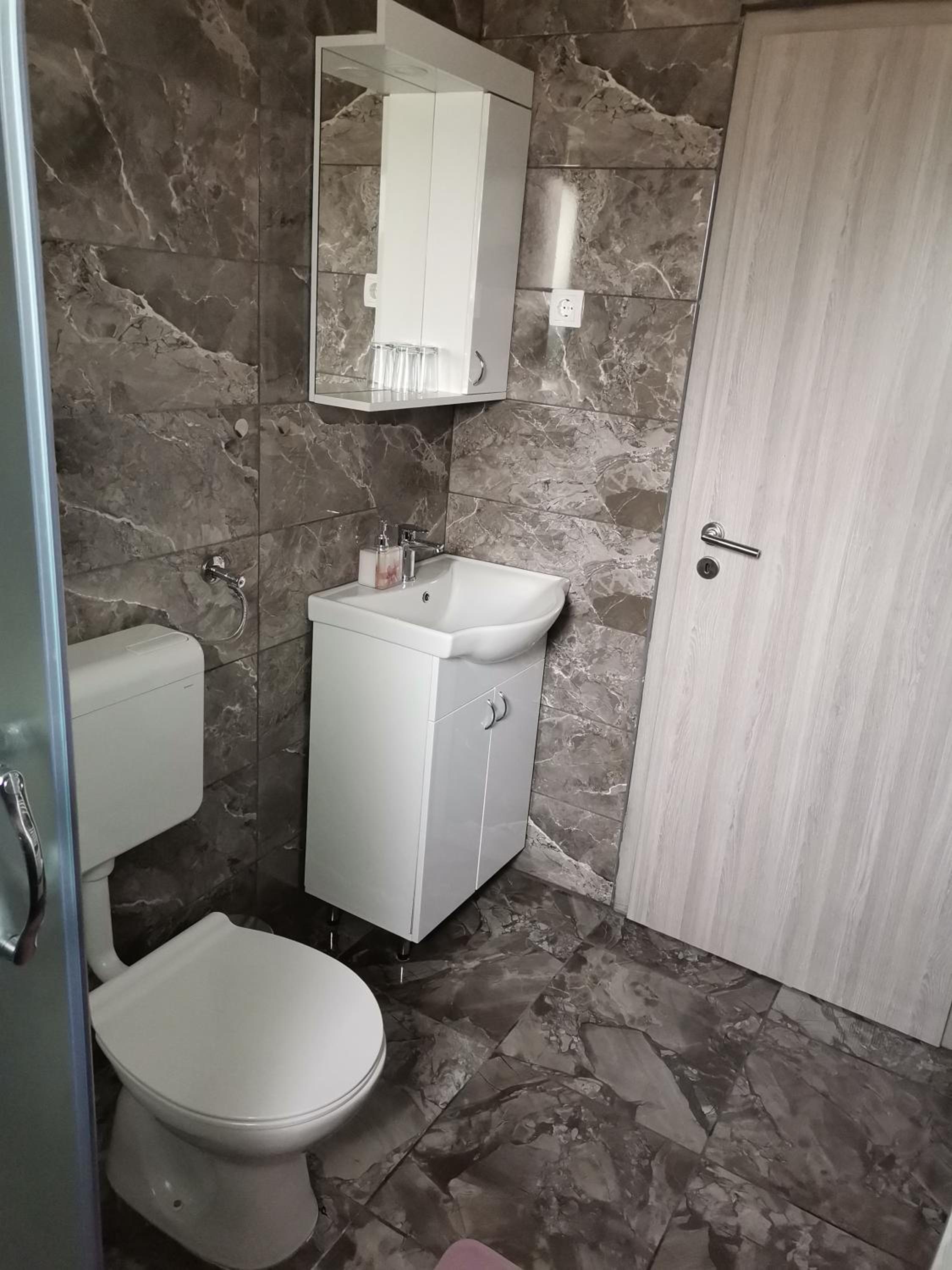 Twin Room with Private Bathroom - Photo 18